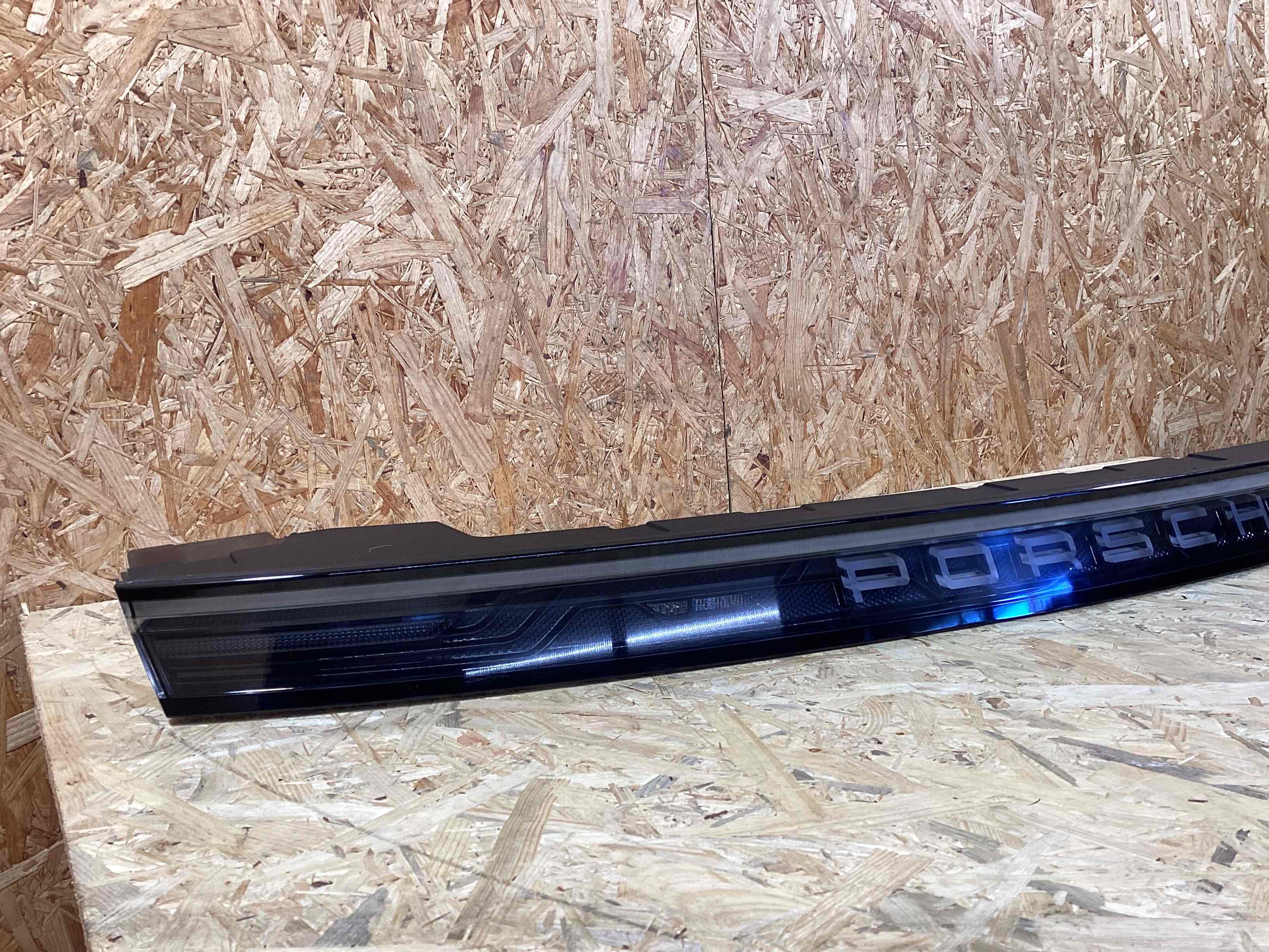 Фонарь стоп-сигнал Porsche Taycan 010426-101