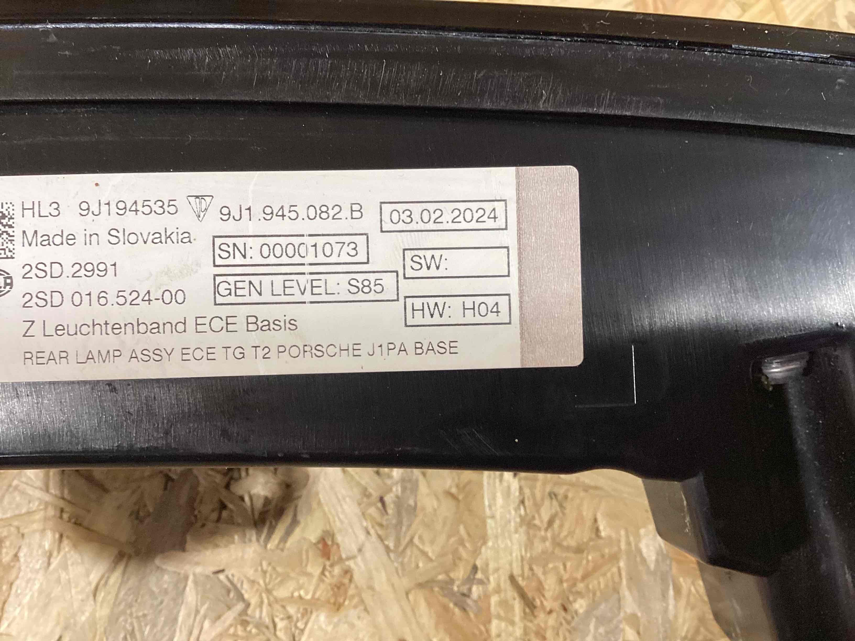 Фонарь стоп-сигнал Porsche Taycan 010426-101