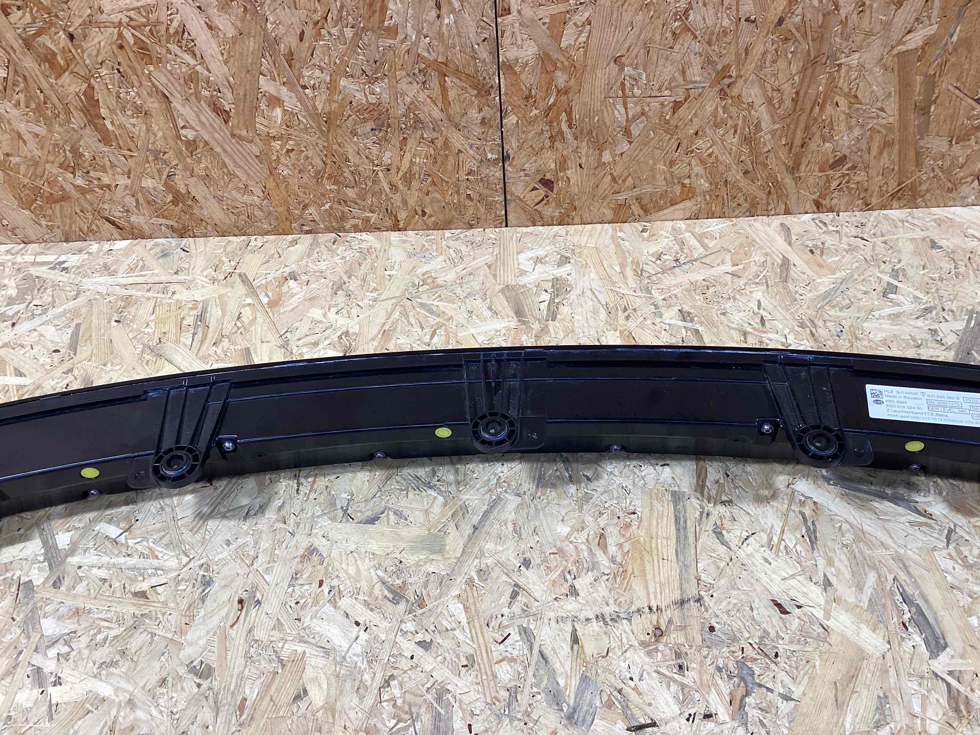 Фонарь стоп-сигнал Porsche Taycan 010426-101