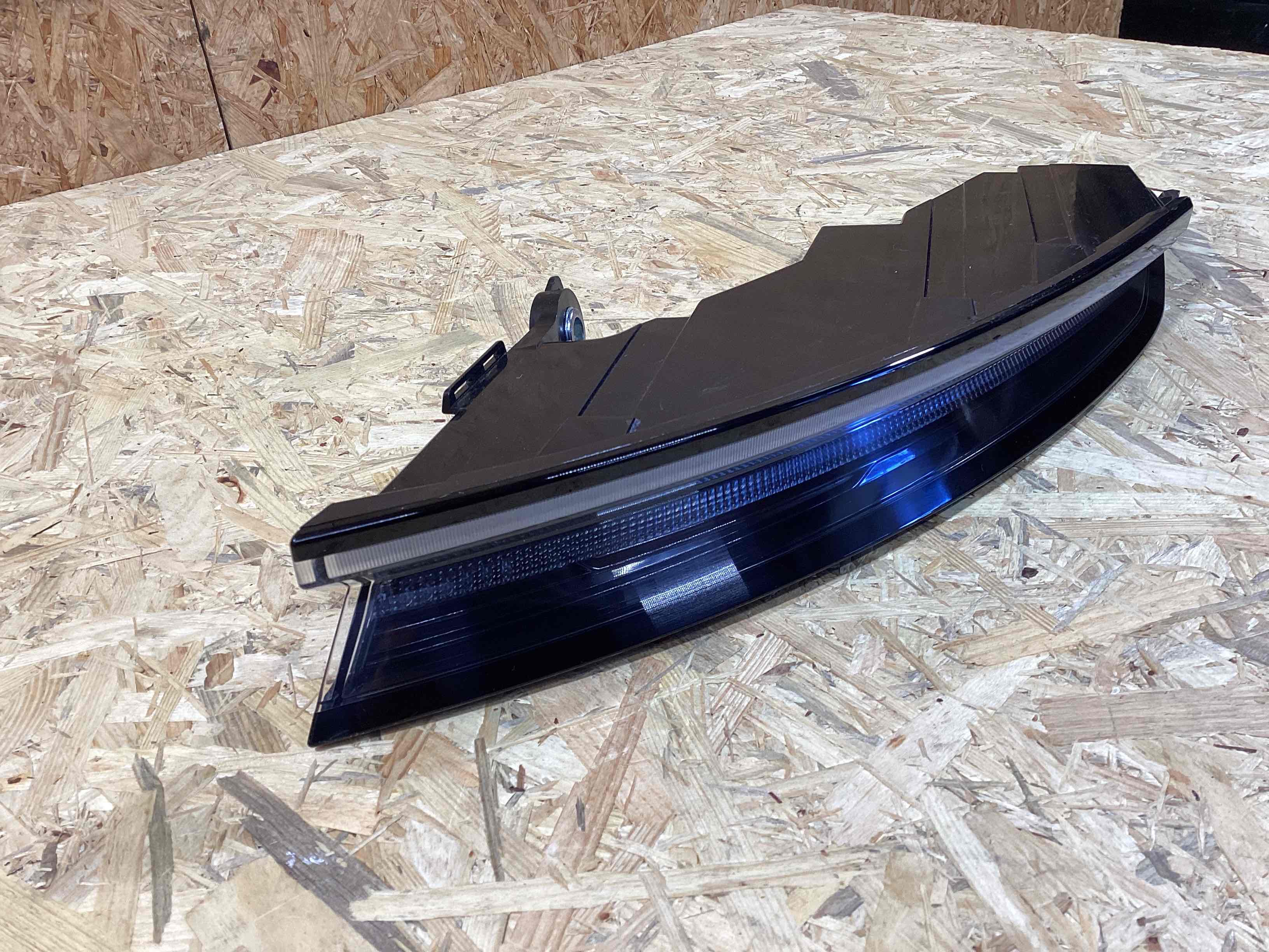 Фонарь задний правый Porsche Taycan 010426-102