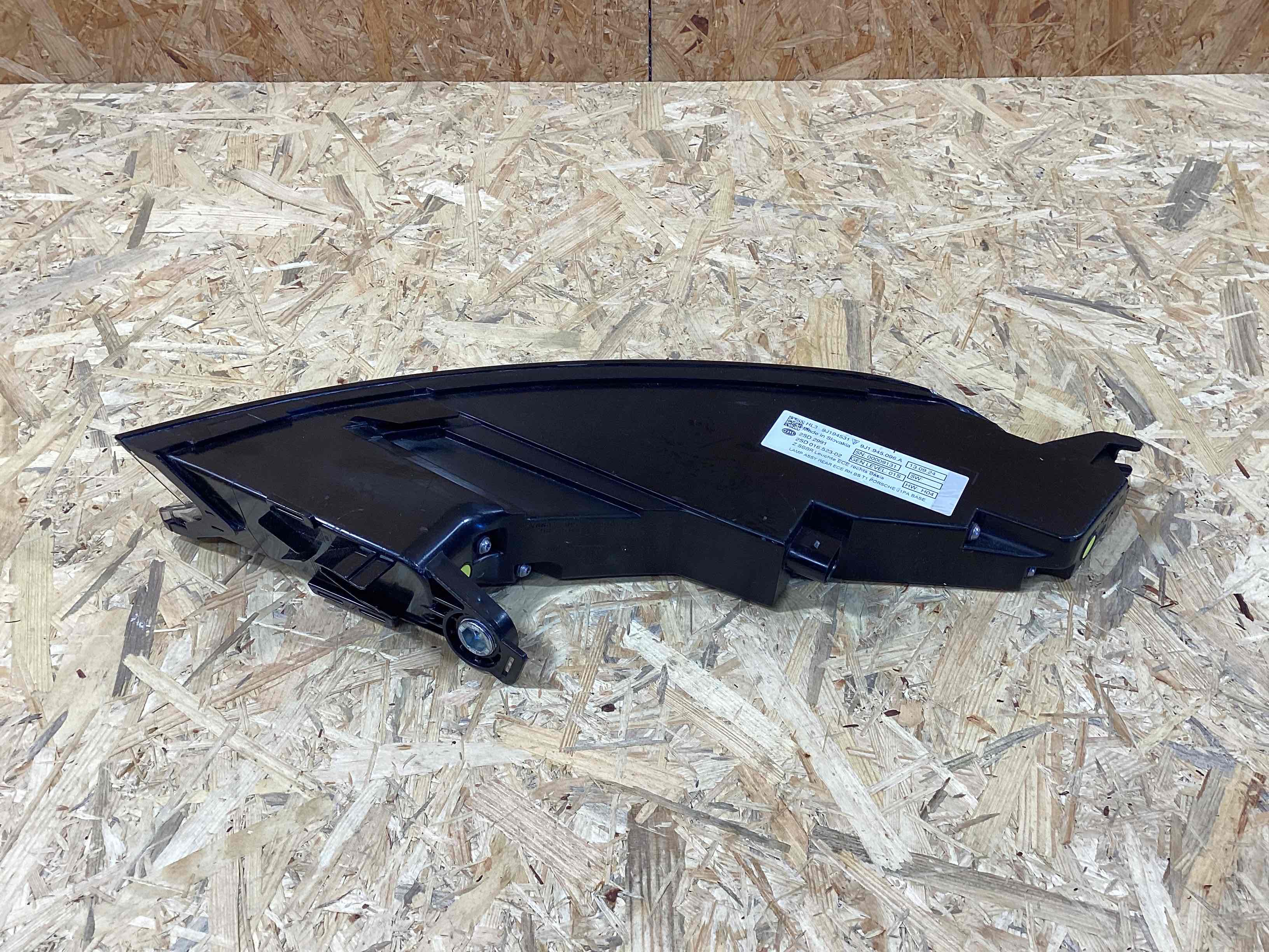 Фонарь задний правый Porsche Taycan 010426-102