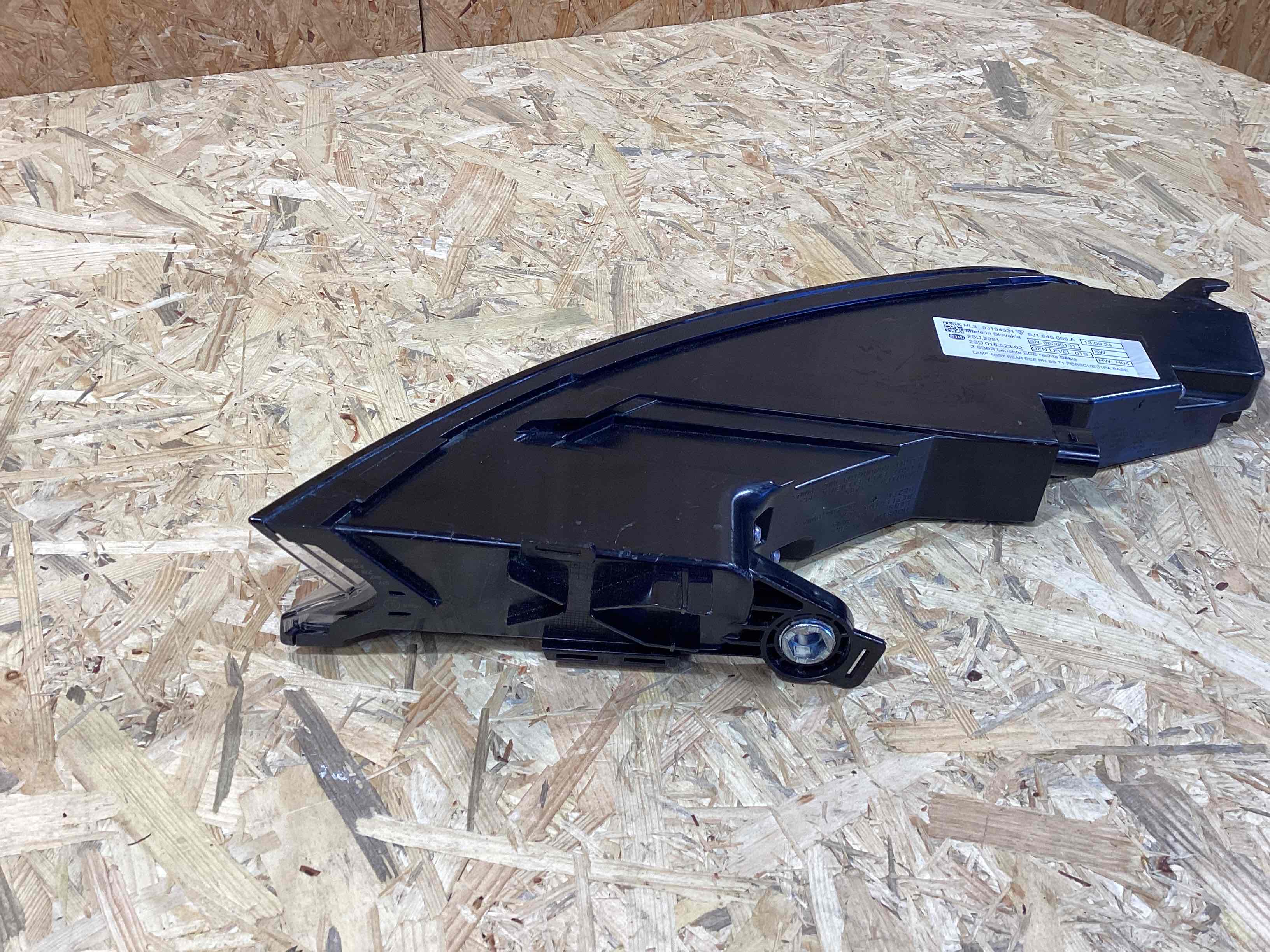 Фонарь задний правый Porsche Taycan 010426-102