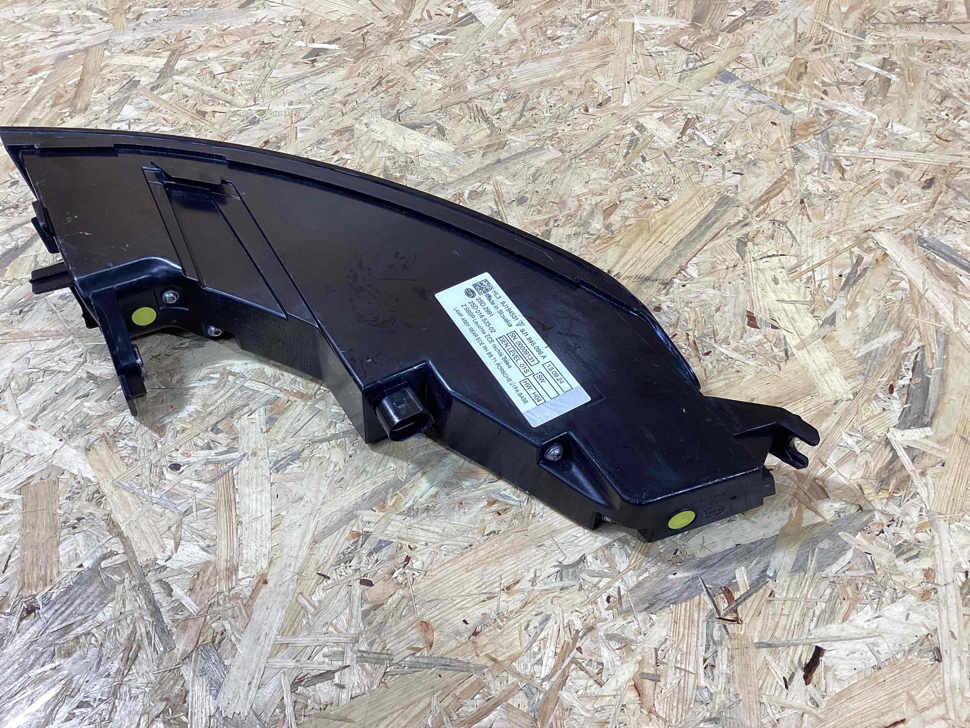 Фонарь задний правый Porsche Taycan 010426-102