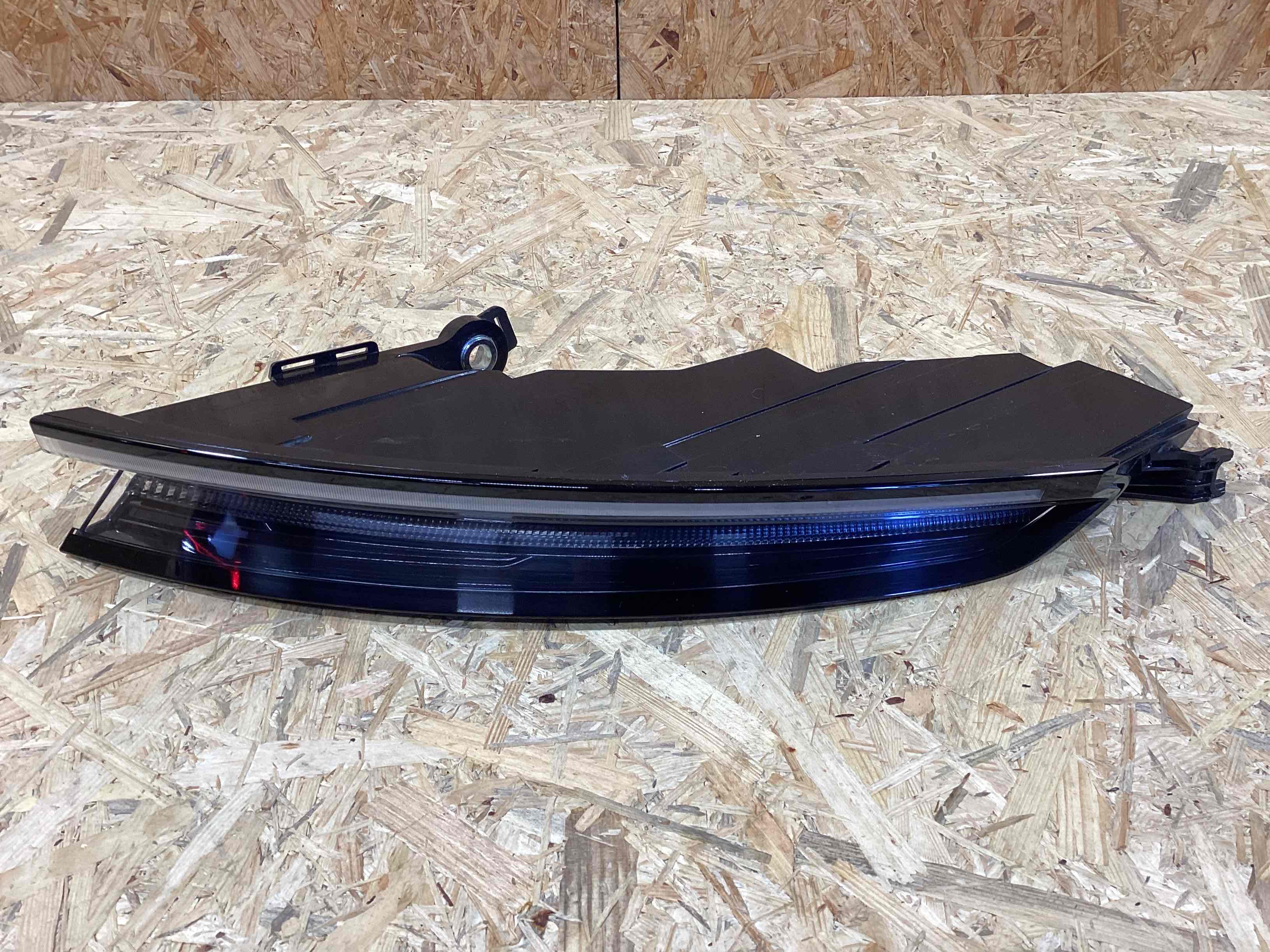 Фонарь задний правый Porsche Taycan 010426-102