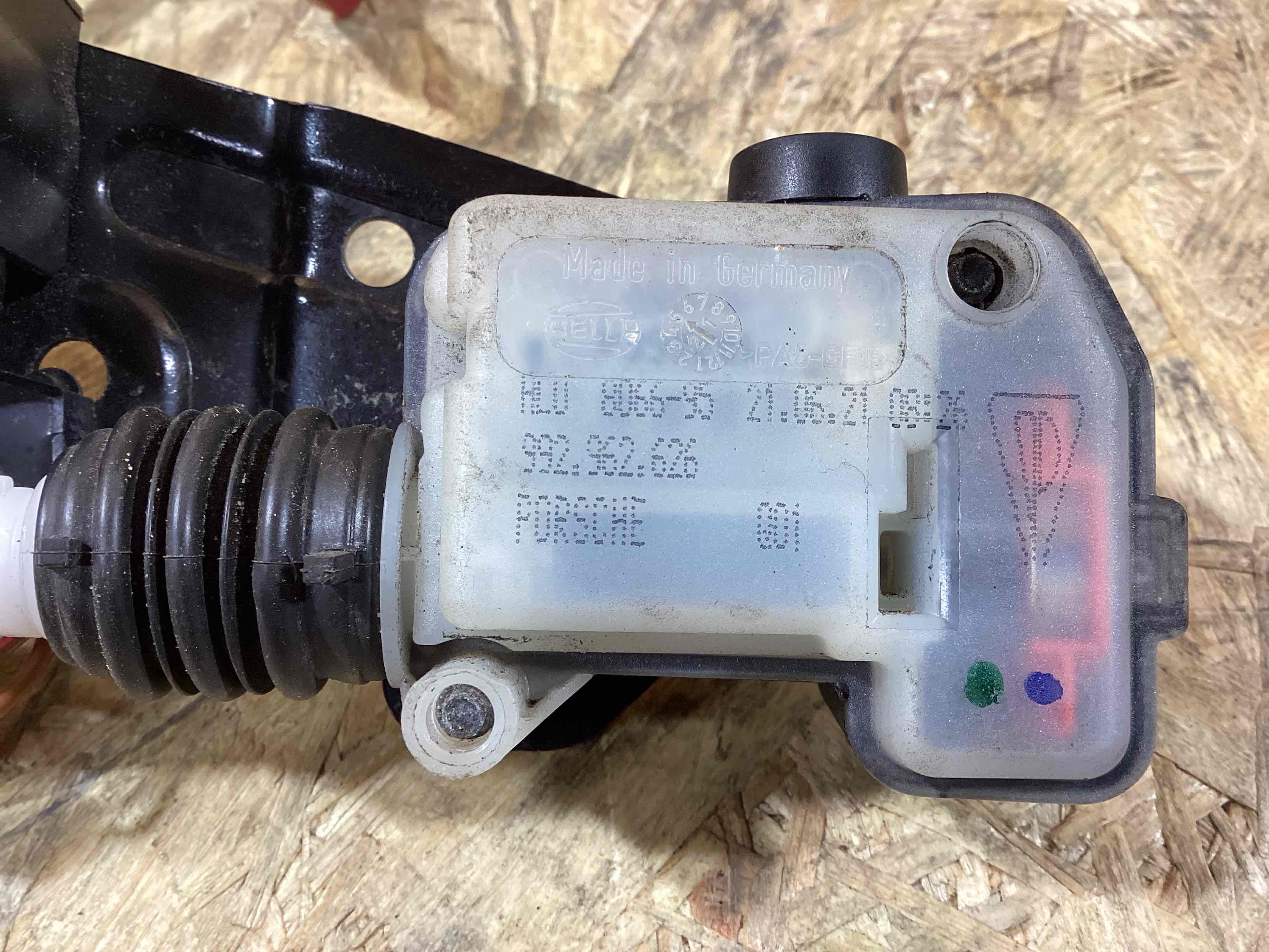 Замок капота Porsche Taycan 010726-104