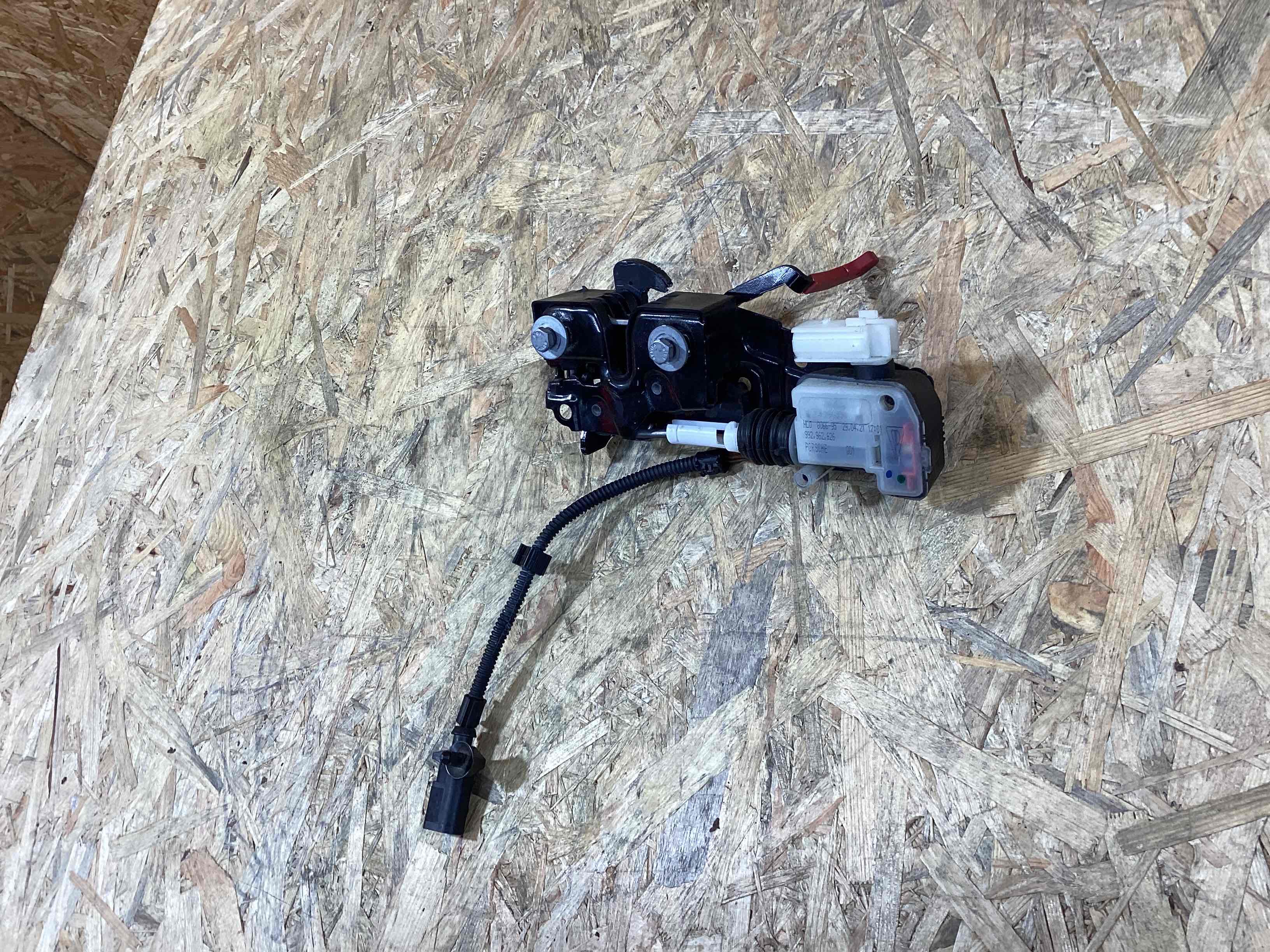 Замок капота Porsche Taycan 010726-105