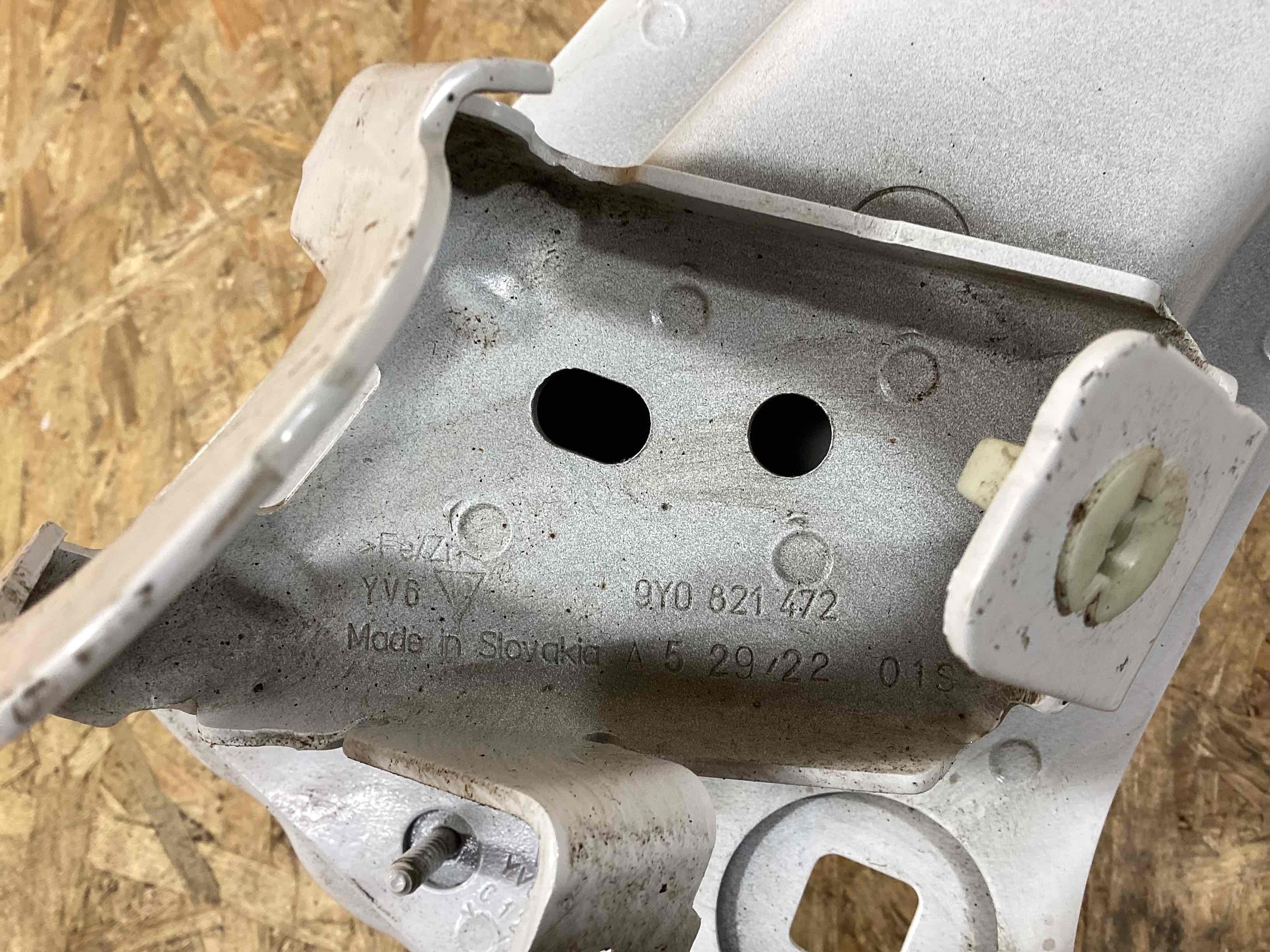 Крепление крыла Porsche Cayenne 010726-107