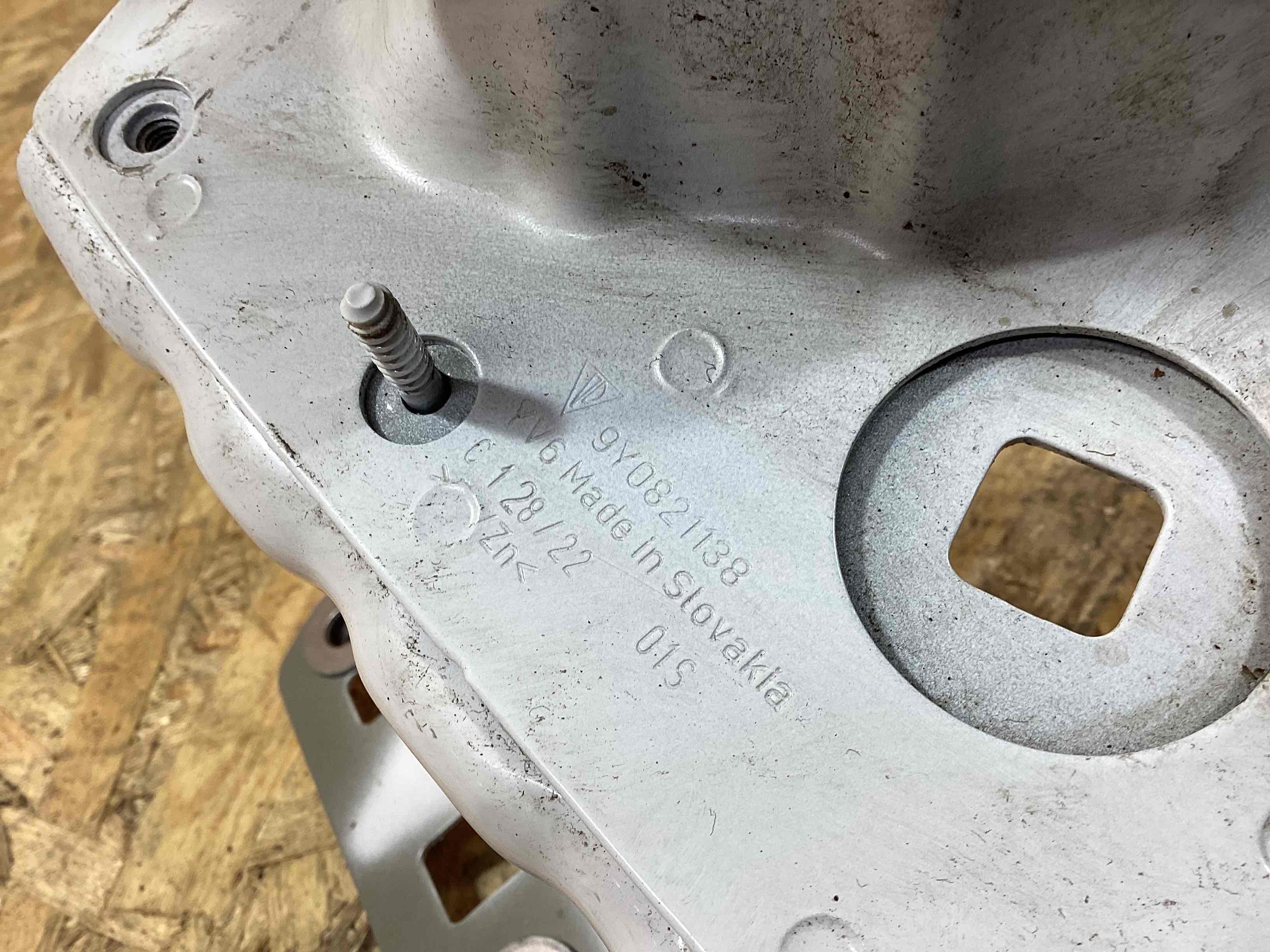 Крепление крыла Porsche Cayenne 010726-107