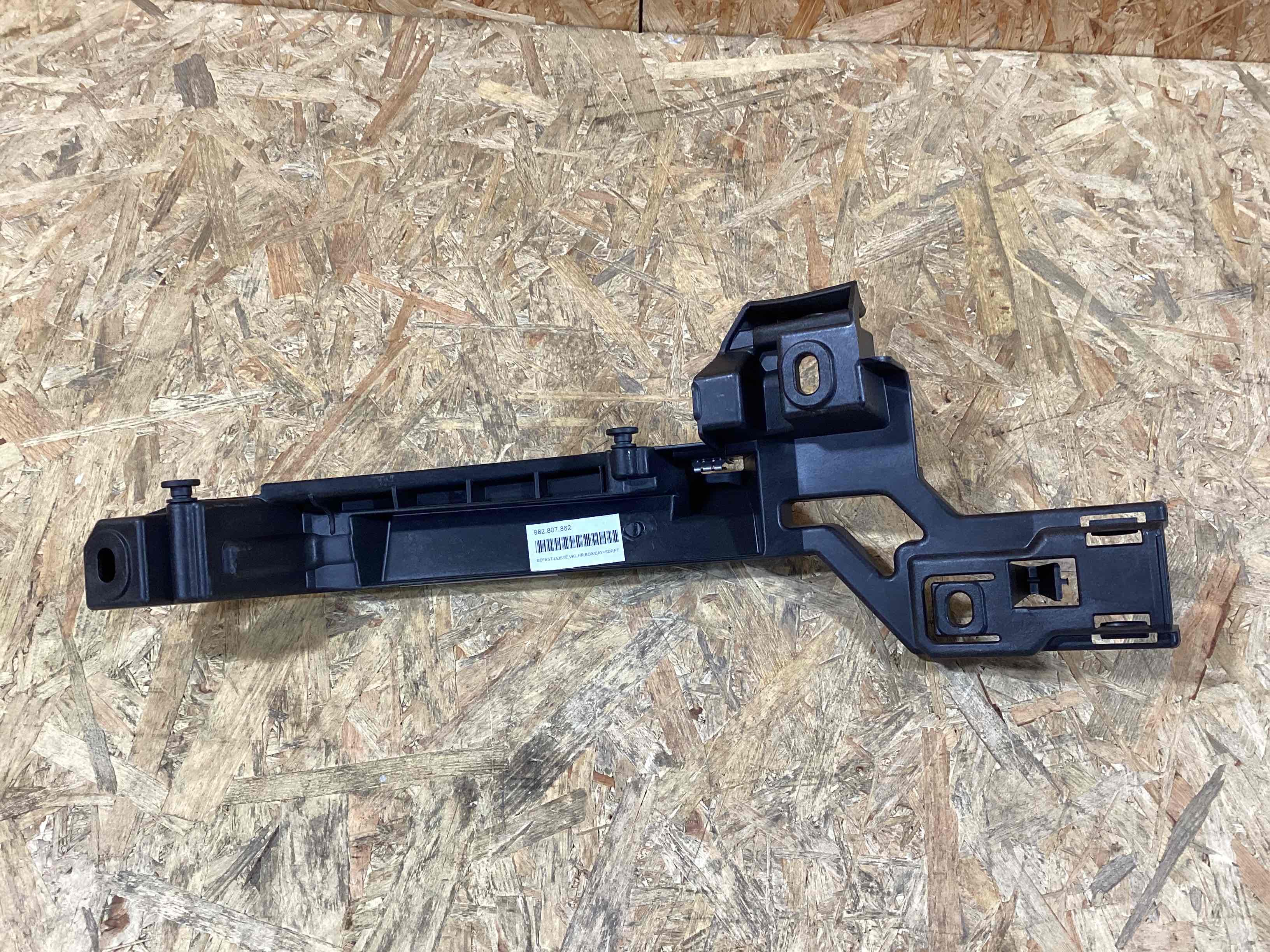 Крепление бампера Porsche Boxster 718 010926-131