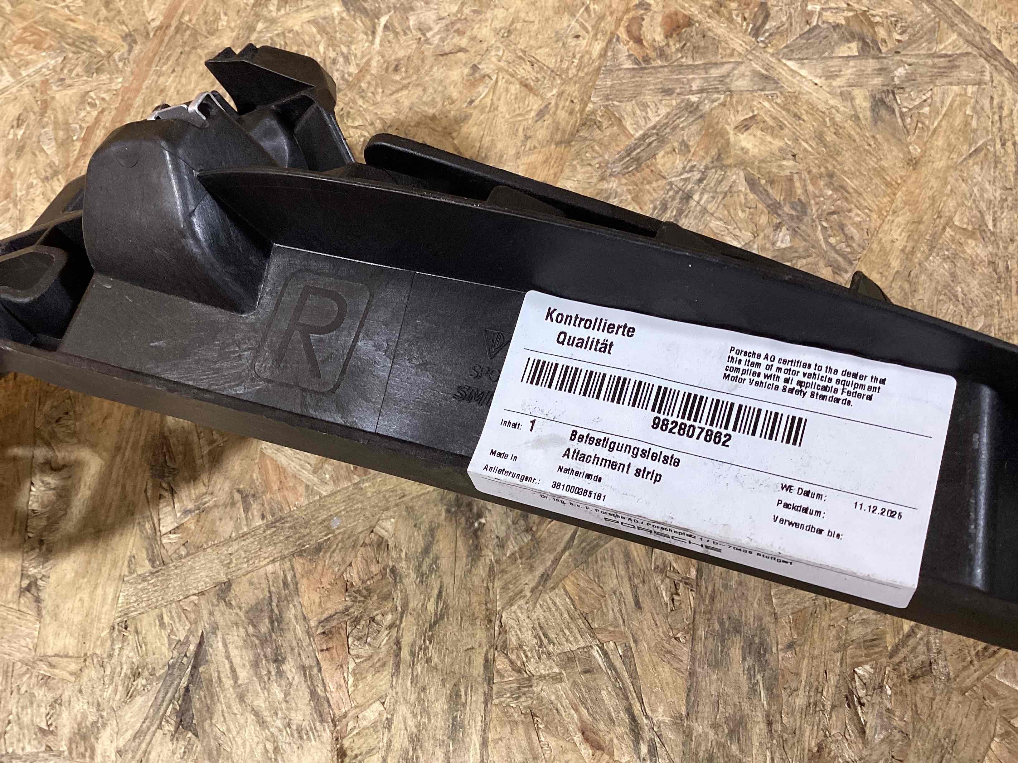 Крепление бампера Porsche Boxster 718 010926-131