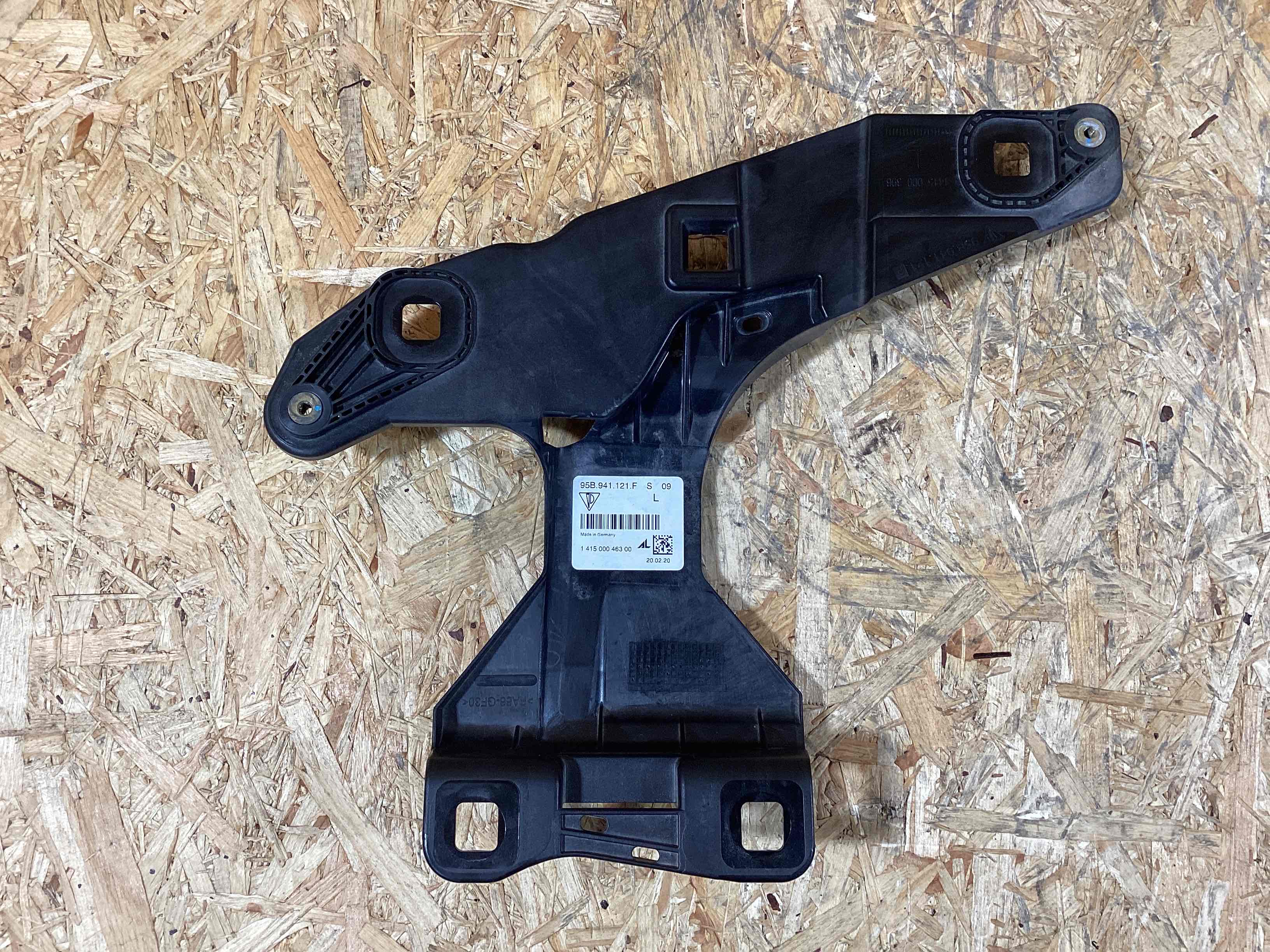 Крепление фары Porsche Macan 011025-102