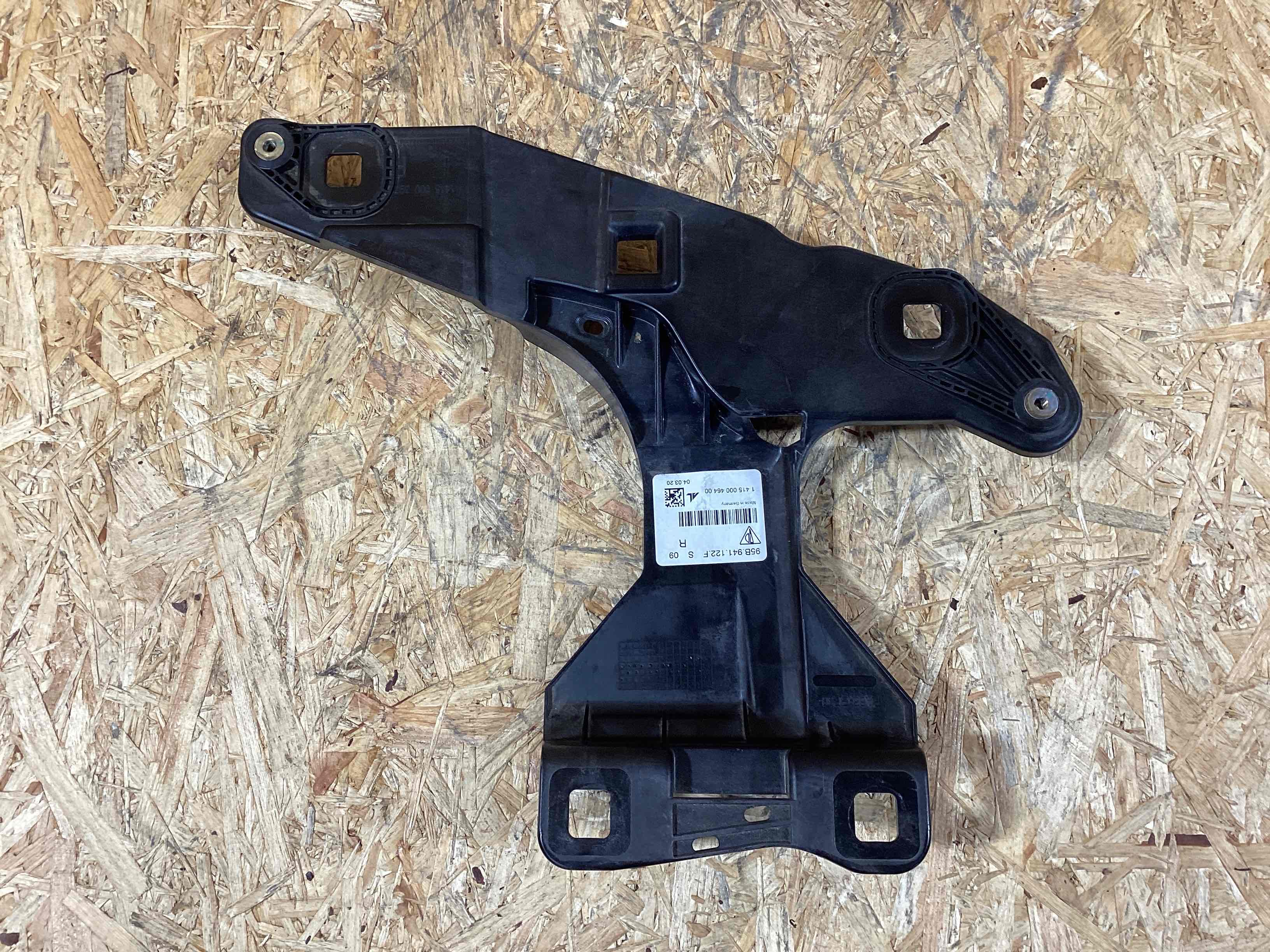 Крепление фары Porsche Macan 011025-103