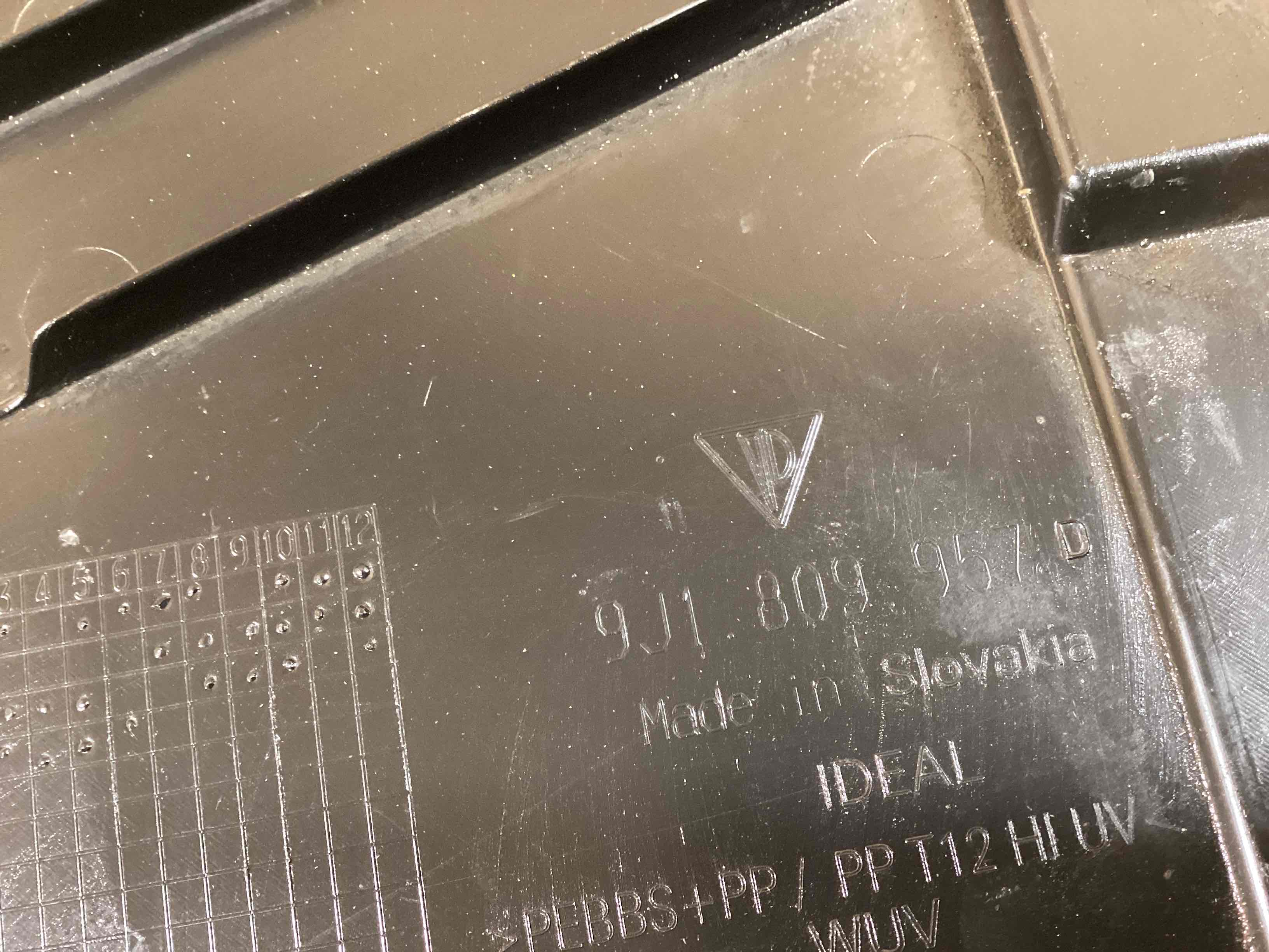 Защита арок передняя левая (подкрылок) Porsche Taycan 011025-116