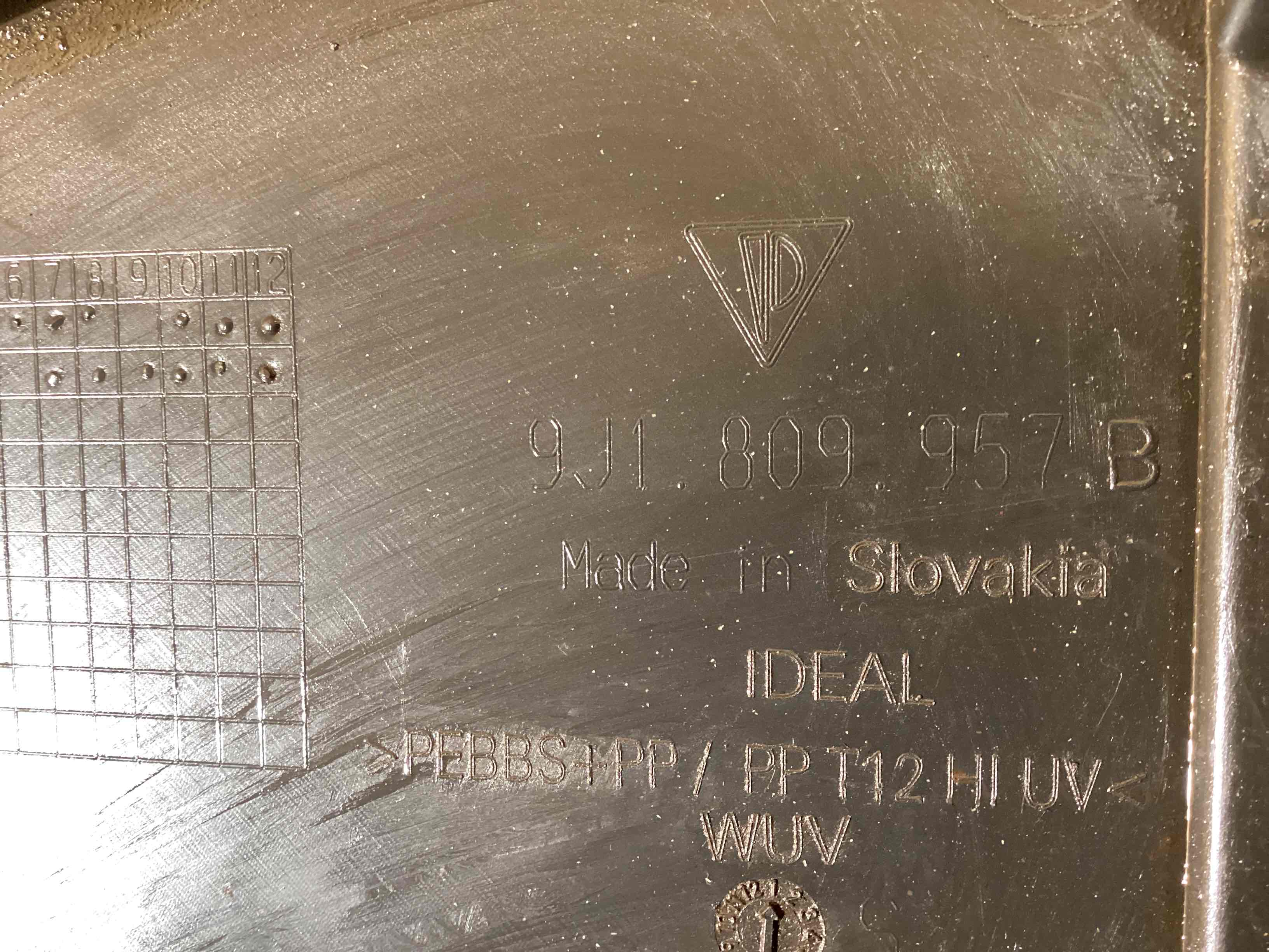 Защита арок передняя левая (подкрылок) Porsche Taycan 011025-121