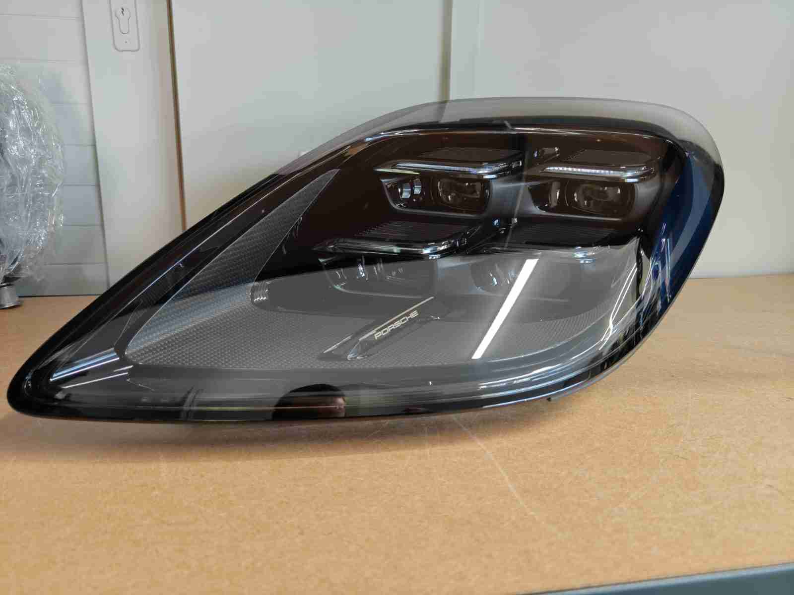 Фара правая Porsche Panamera 011026-202