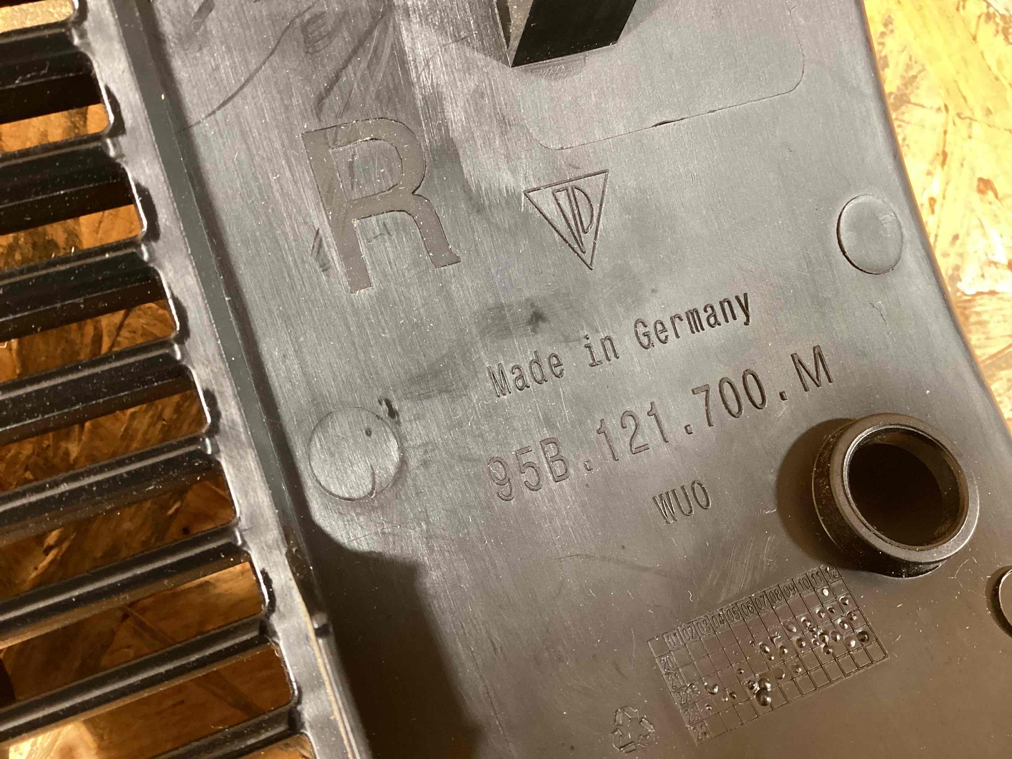 Воздуховод Porsche Macan 011225-104