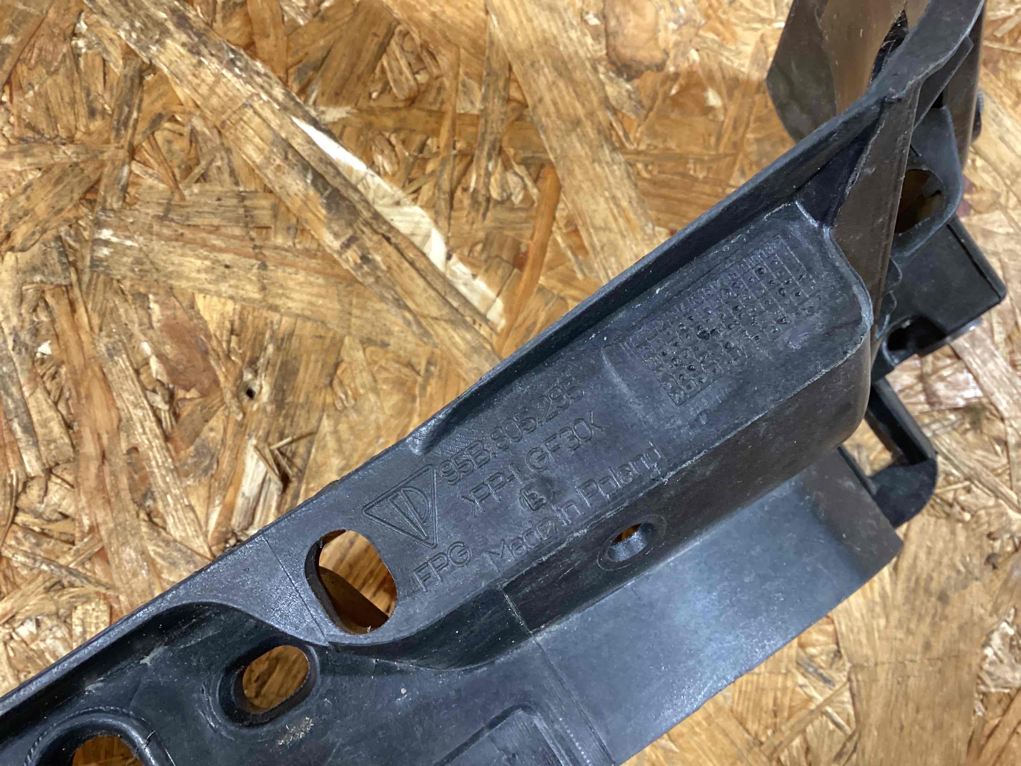 Передняя панель крепления облицовки (телевизор) Porsche Macan 011225-114