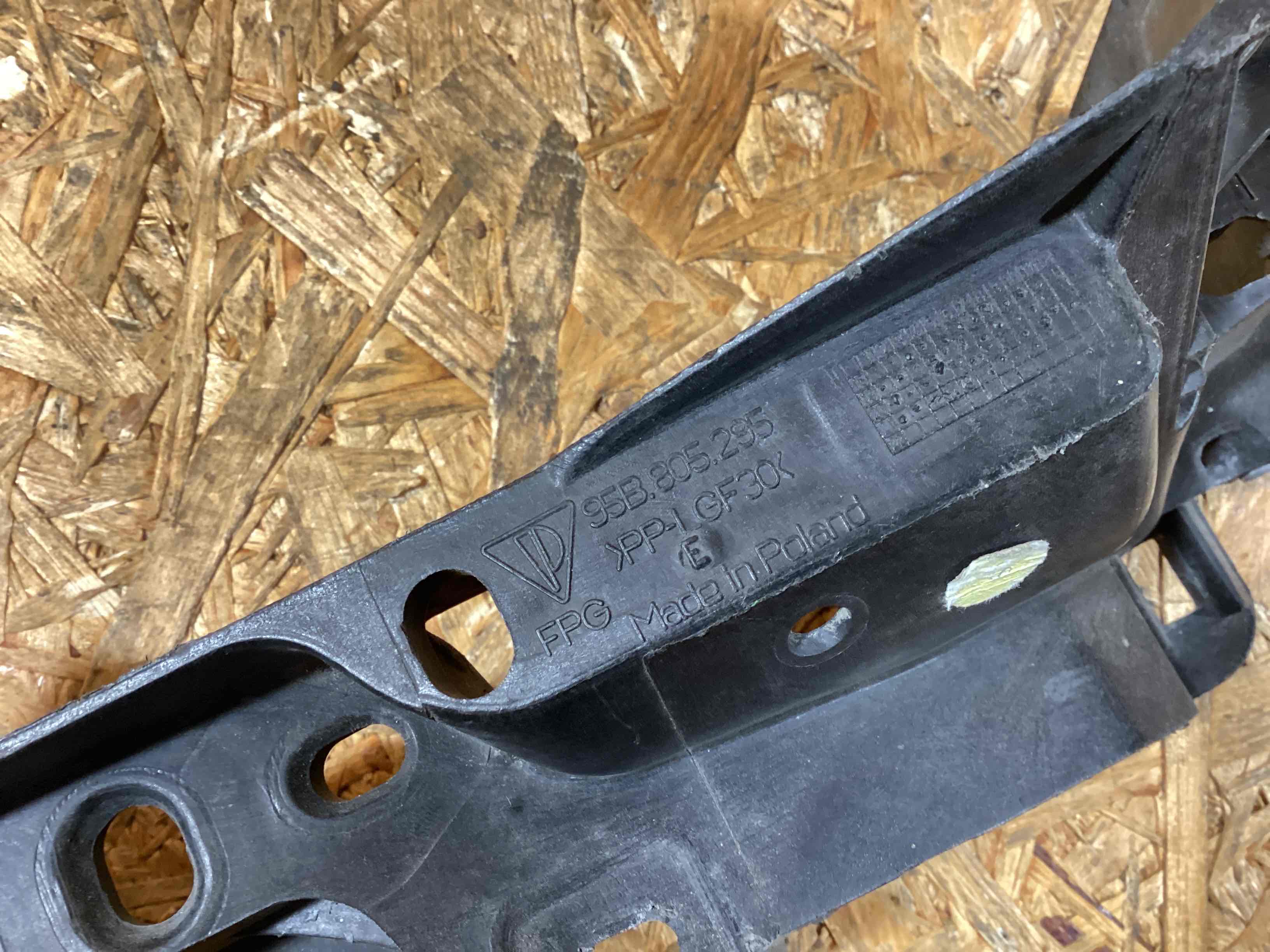 Передняя панель крепления облицовки (телевизор) Porsche Macan 011225-115