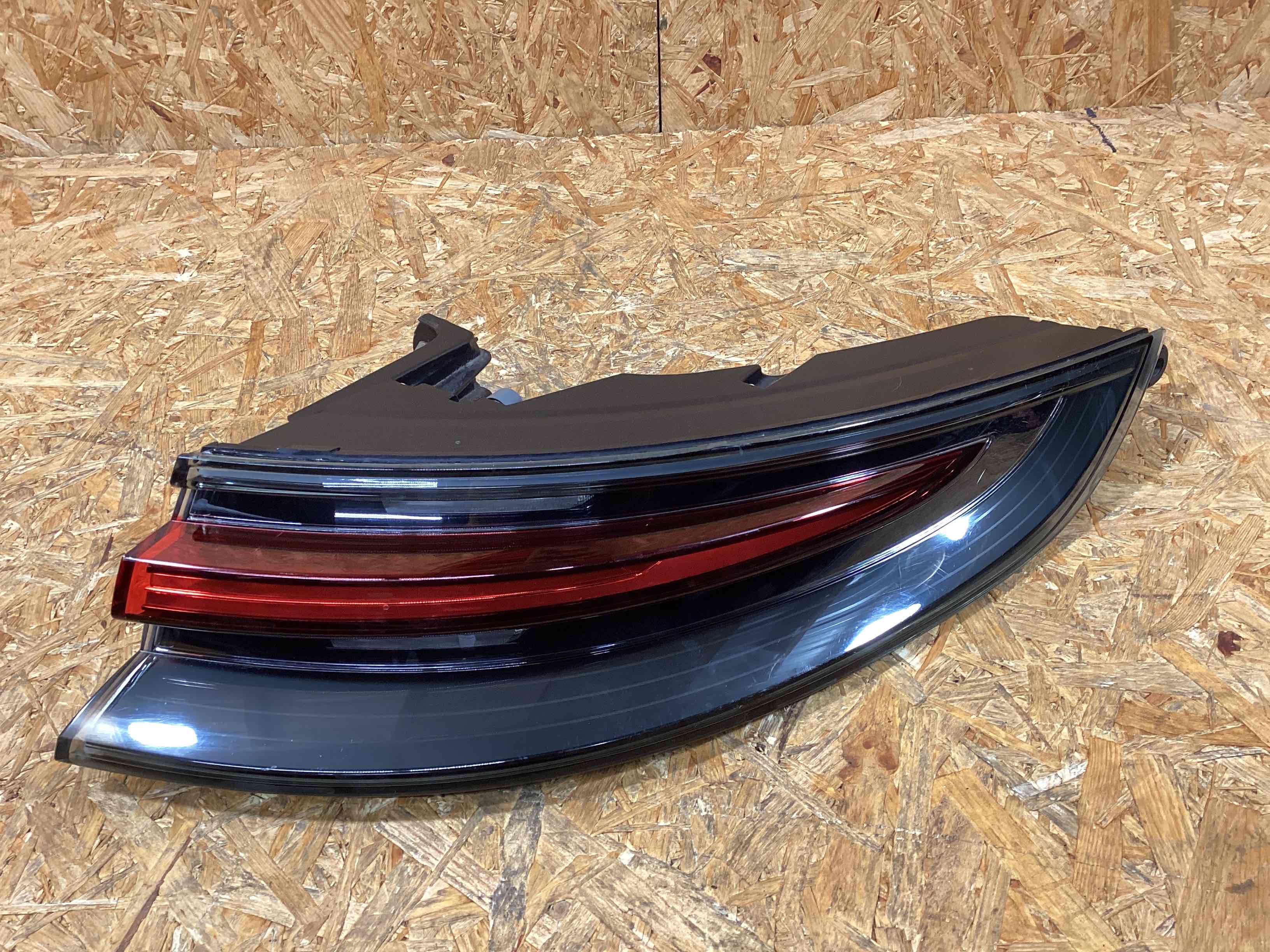 Фонарь задний правый Porsche Panamera 011225-116