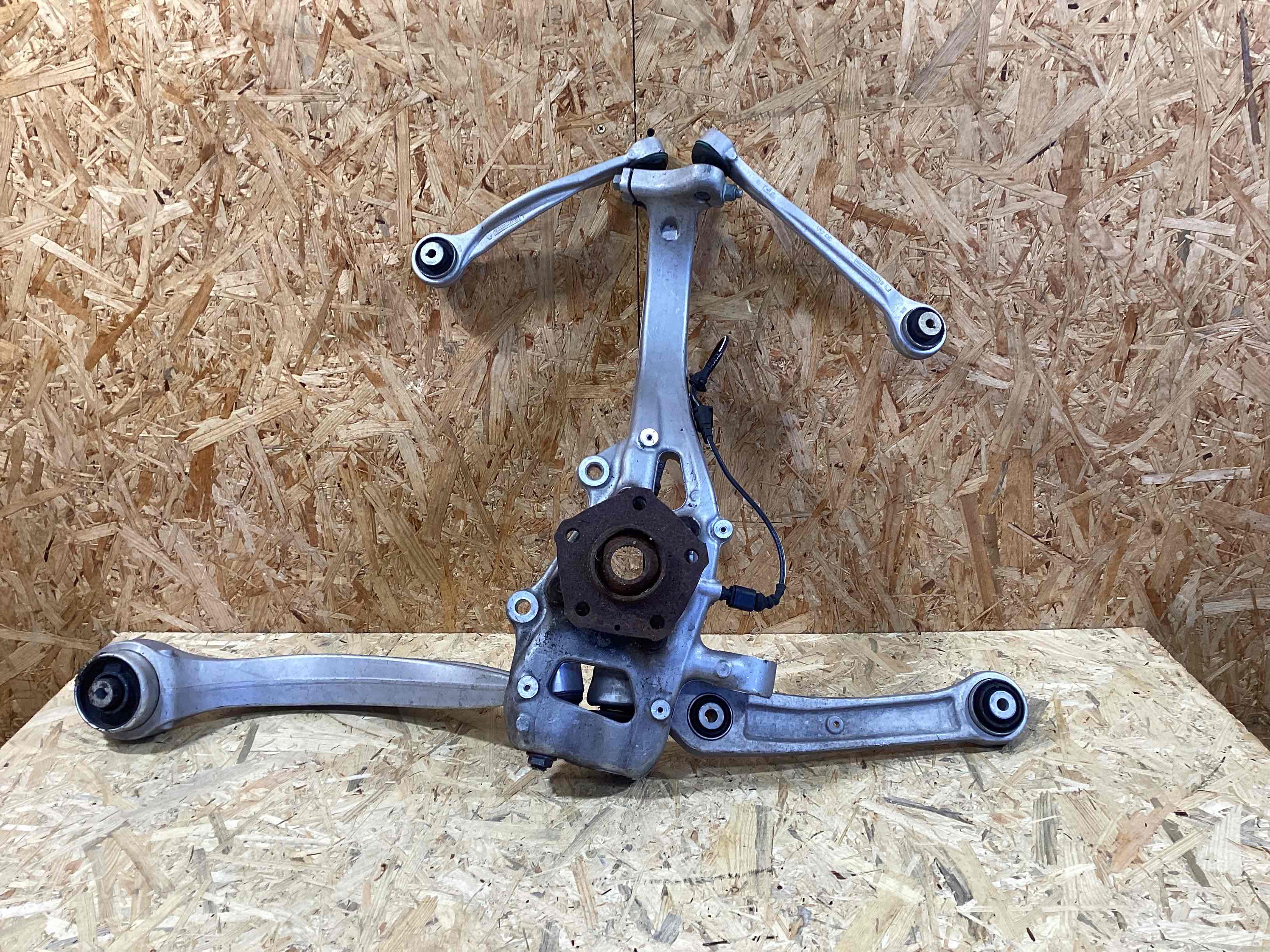 Кулак поворотный правый Porsche Cayenne 020426-106