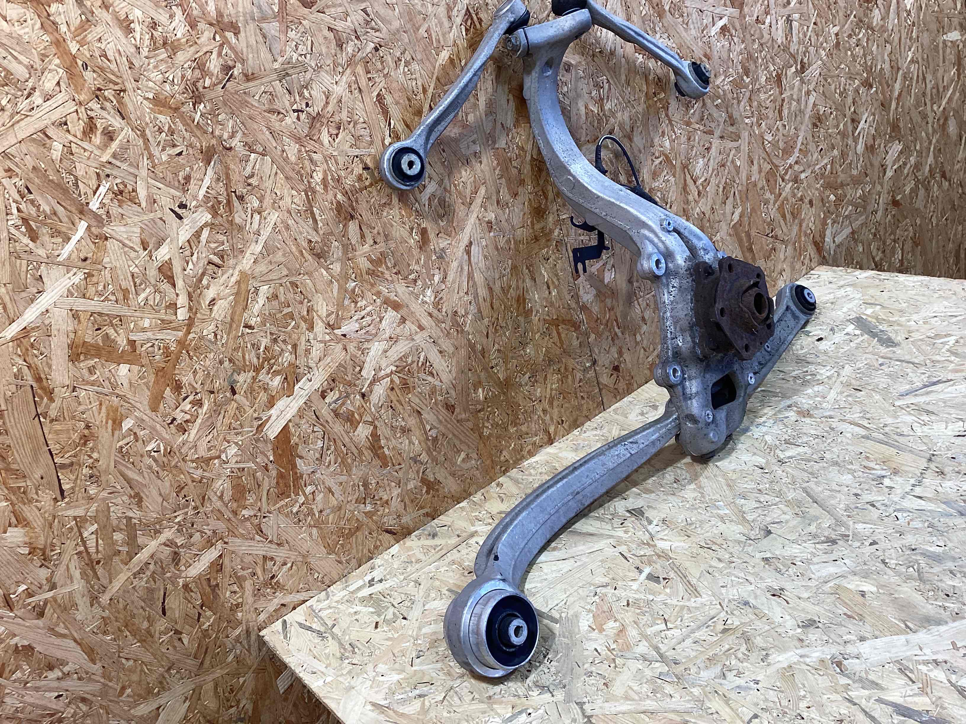 Кулак поворотный правый Porsche Cayenne 020426-107