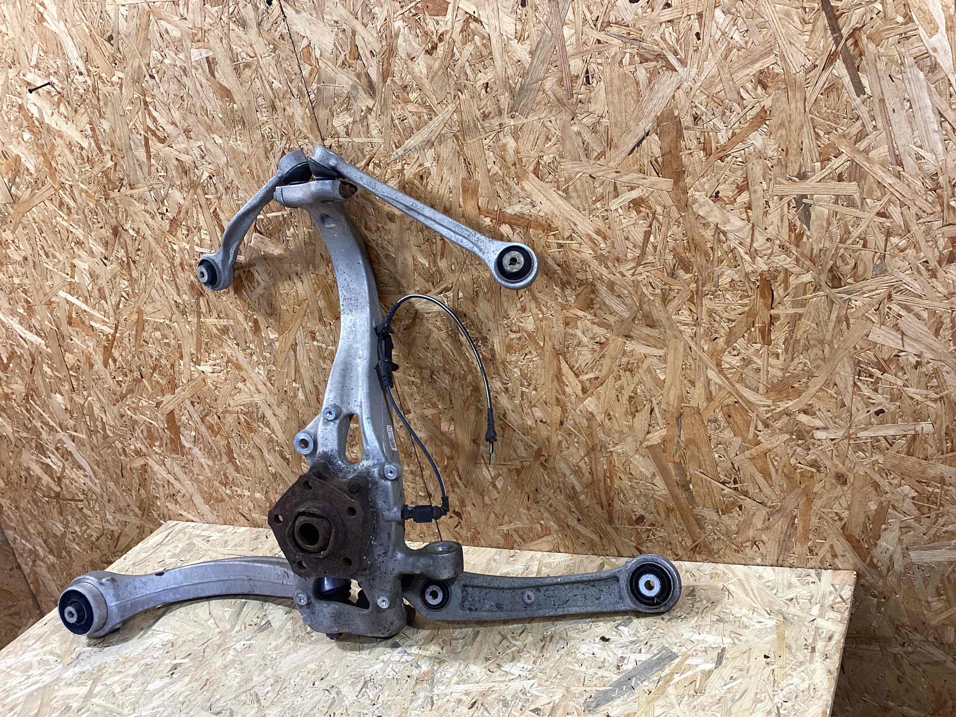 Кулак поворотный правый Porsche Cayenne 020426-107