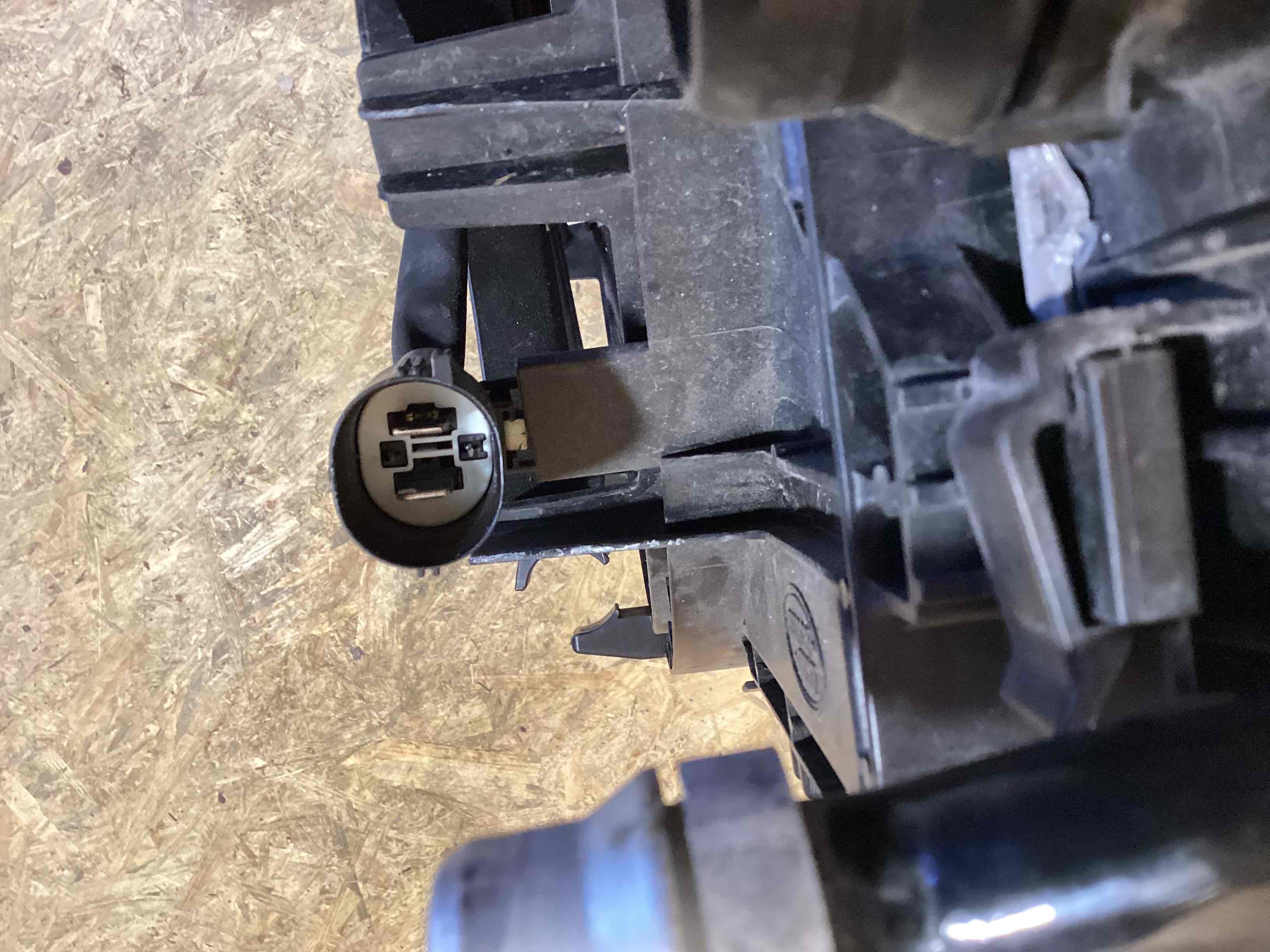 Передняя панель крепления облицовки (телевизор) Land Rover Discovery Sport L550 020426-108