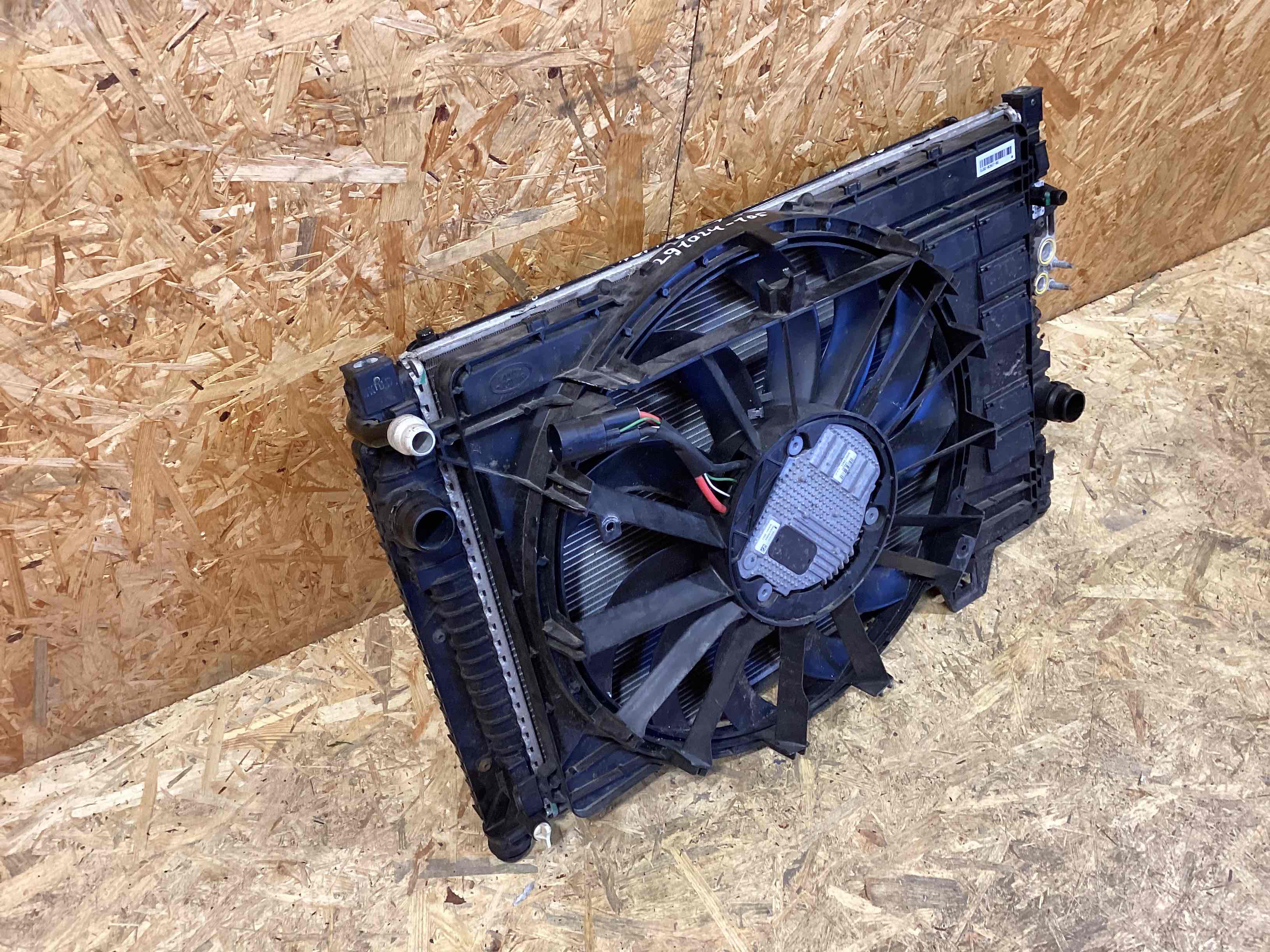 Передняя панель крепления облицовки (телевизор) Land Rover Discovery Sport L550 020426-108