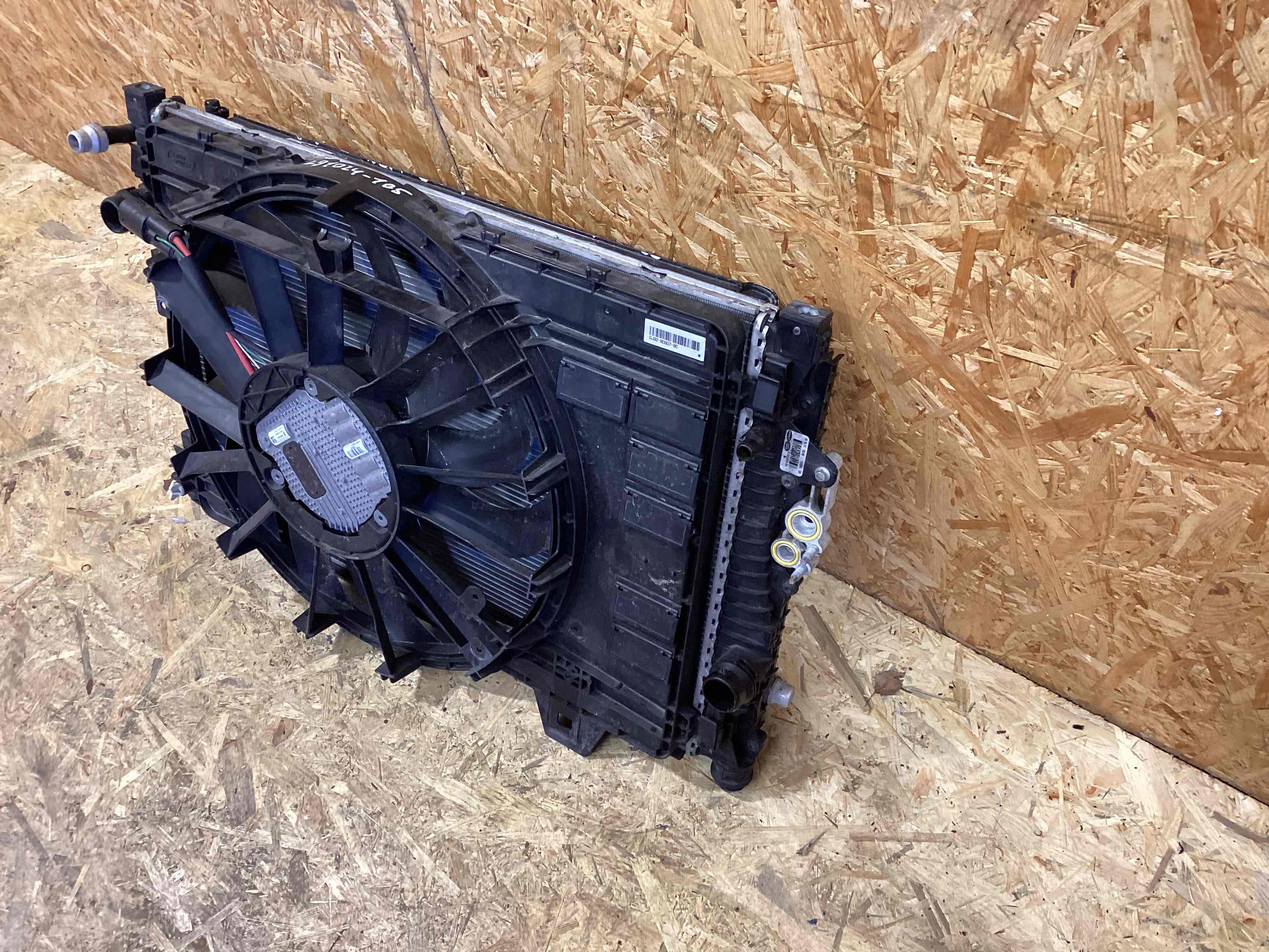 Передняя панель крепления облицовки (телевизор) Land Rover Discovery Sport L550 020426-108