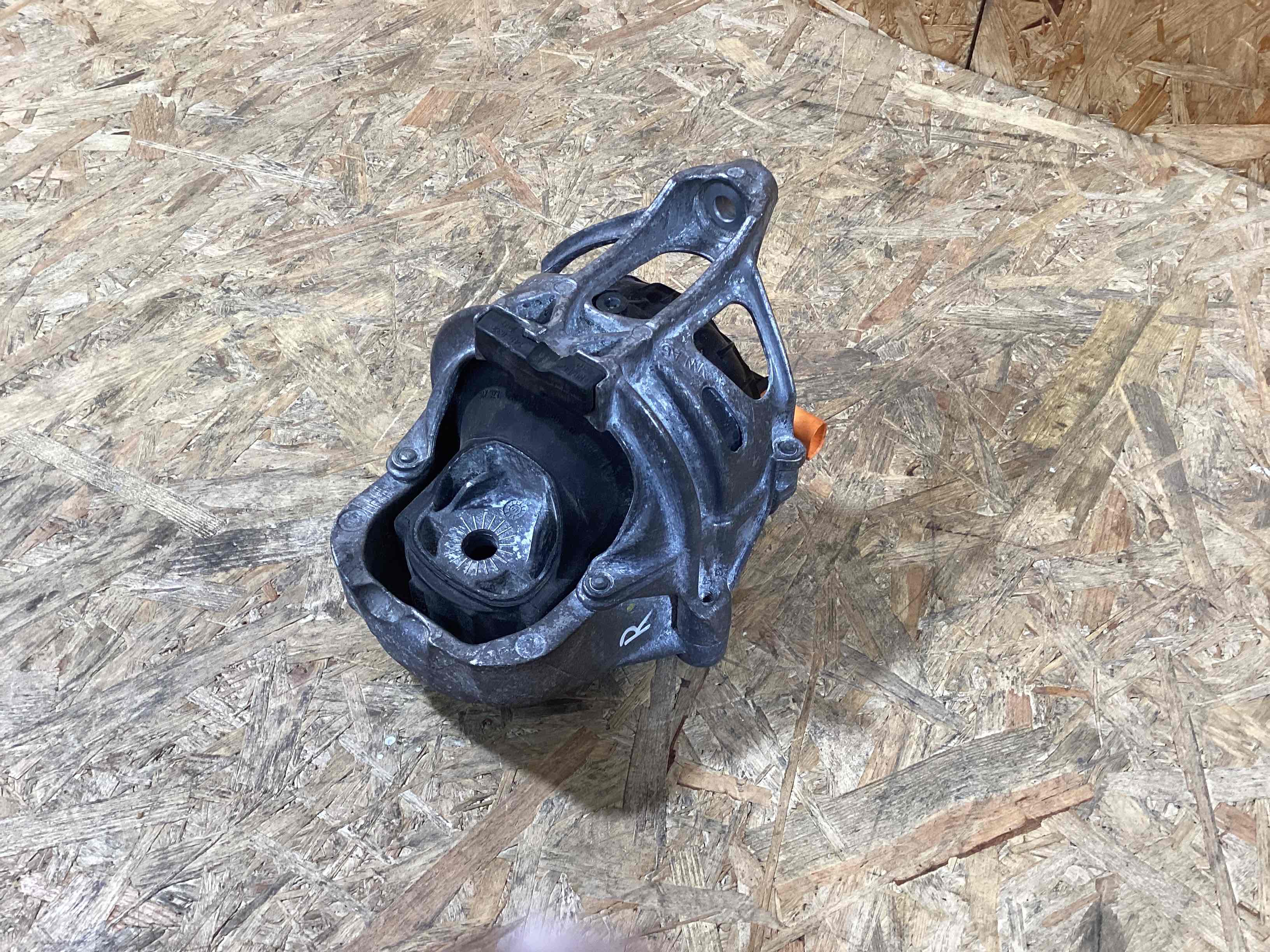 Подушка кріплення двигуна Porsche Cayenne 021026-120