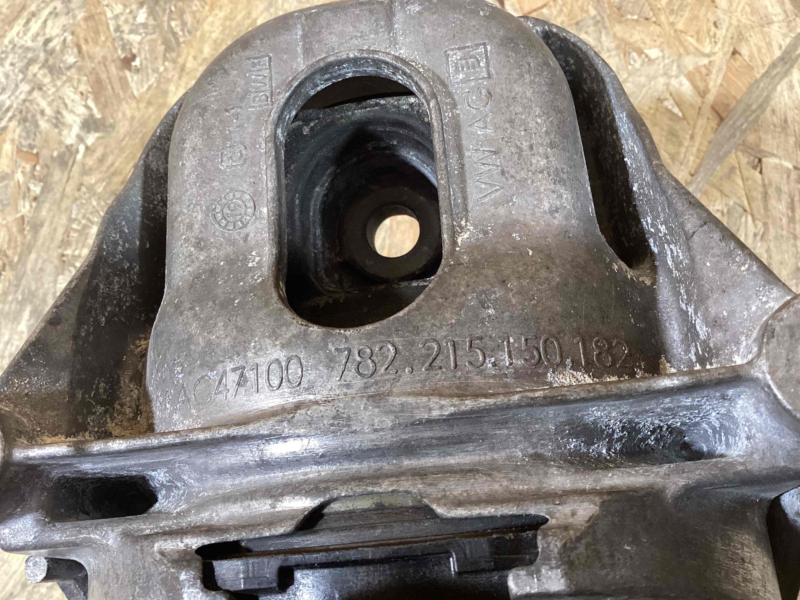 Подушка кріплення двигуна Porsche Cayenne 021026-120