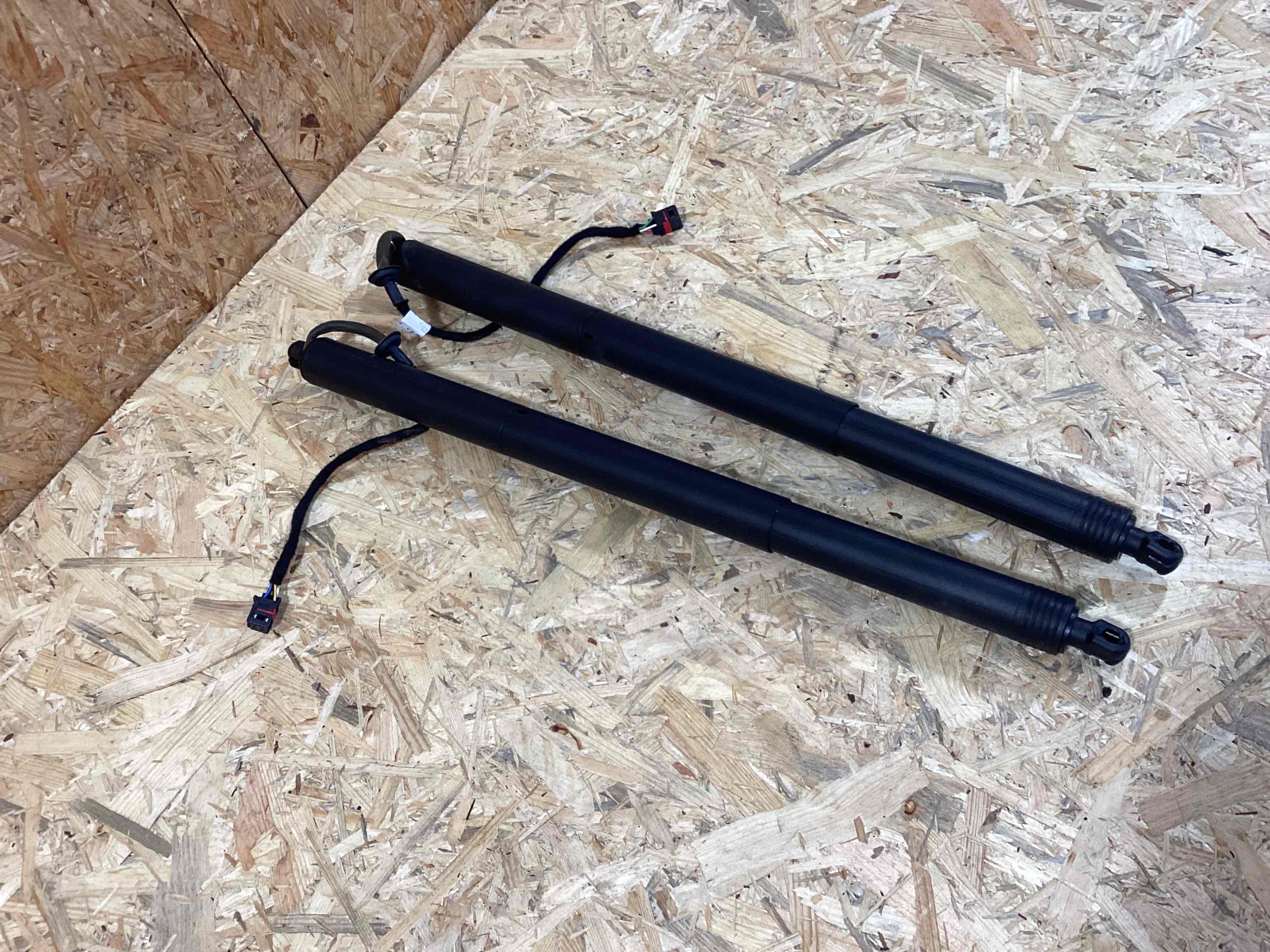 Амортизатор крышки (двери) багажника Porsche Macan 030426-106