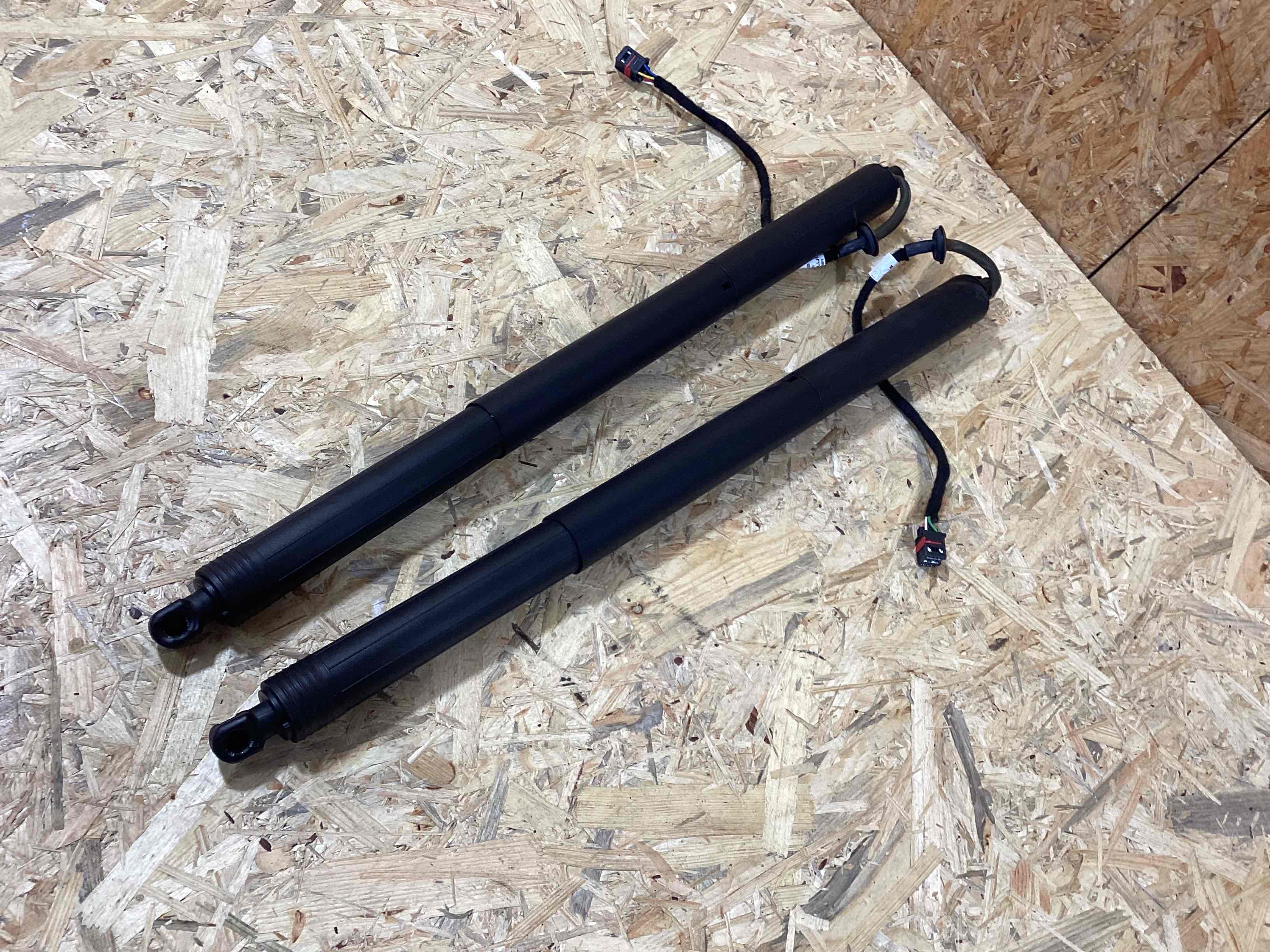 Амортизатор крышки (двери) багажника Porsche Macan 030426-106