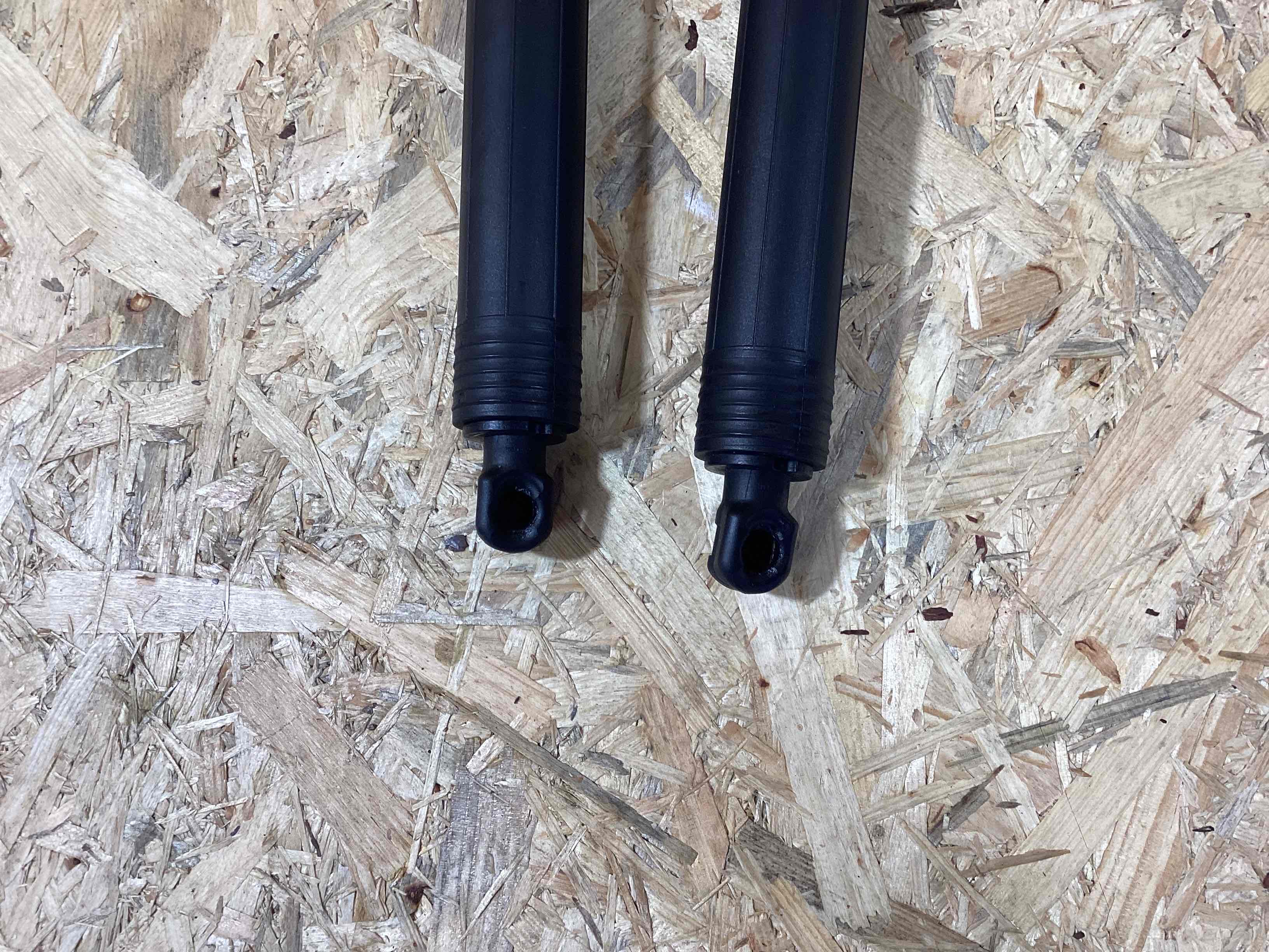 Амортизатор крышки (двери) багажника Porsche Macan 030426-106