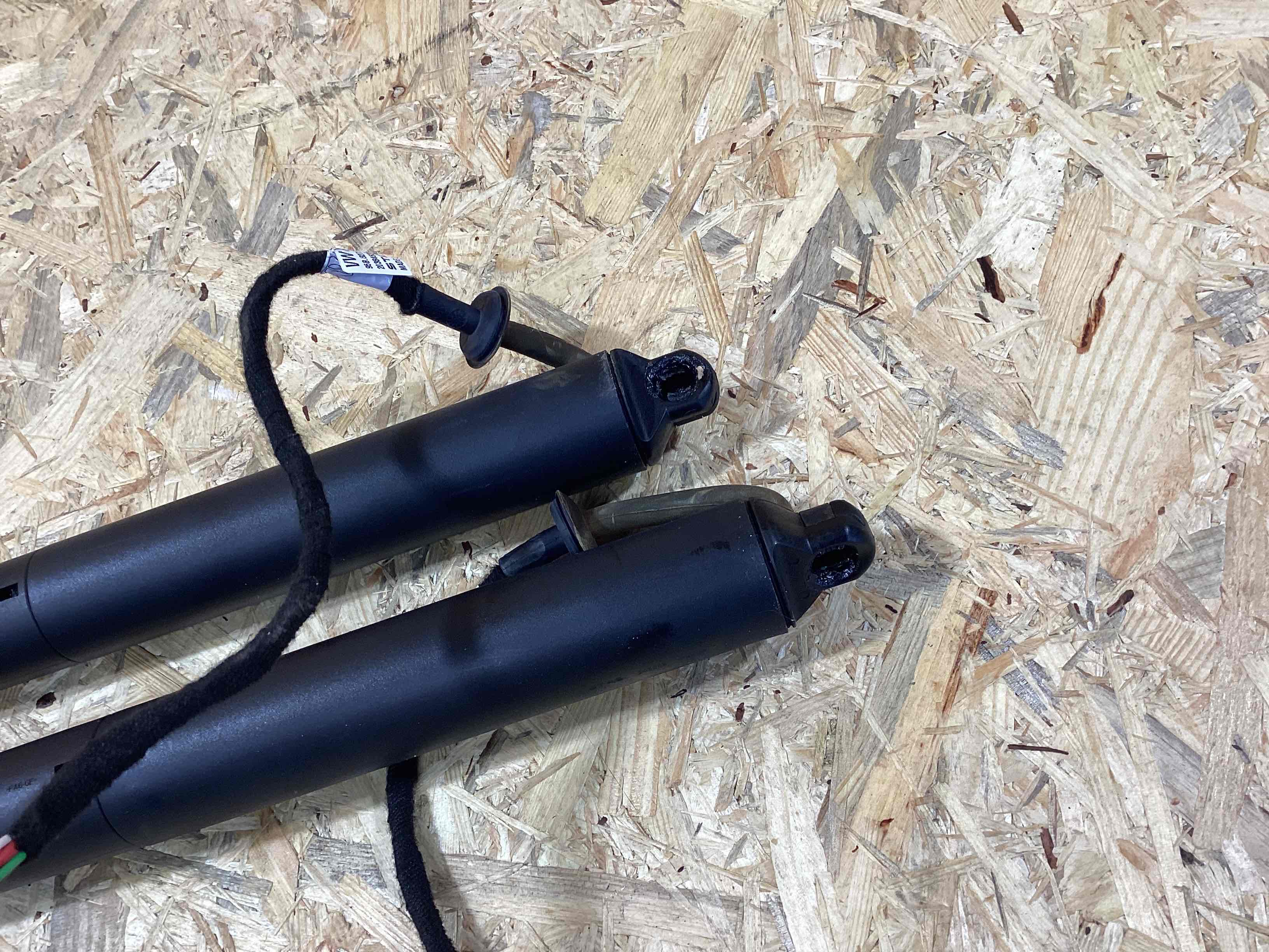 Амортизатор крышки (двери) багажника Porsche Macan 030426-106