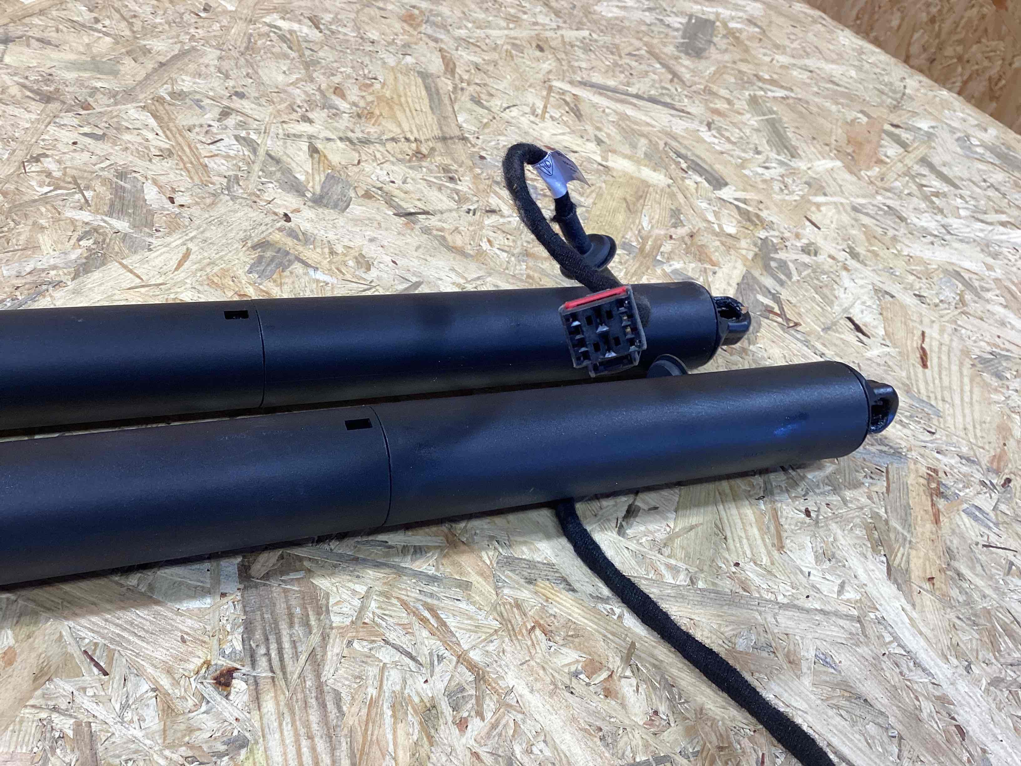 Амортизатор крышки (двери) багажника Porsche Macan 030426-106