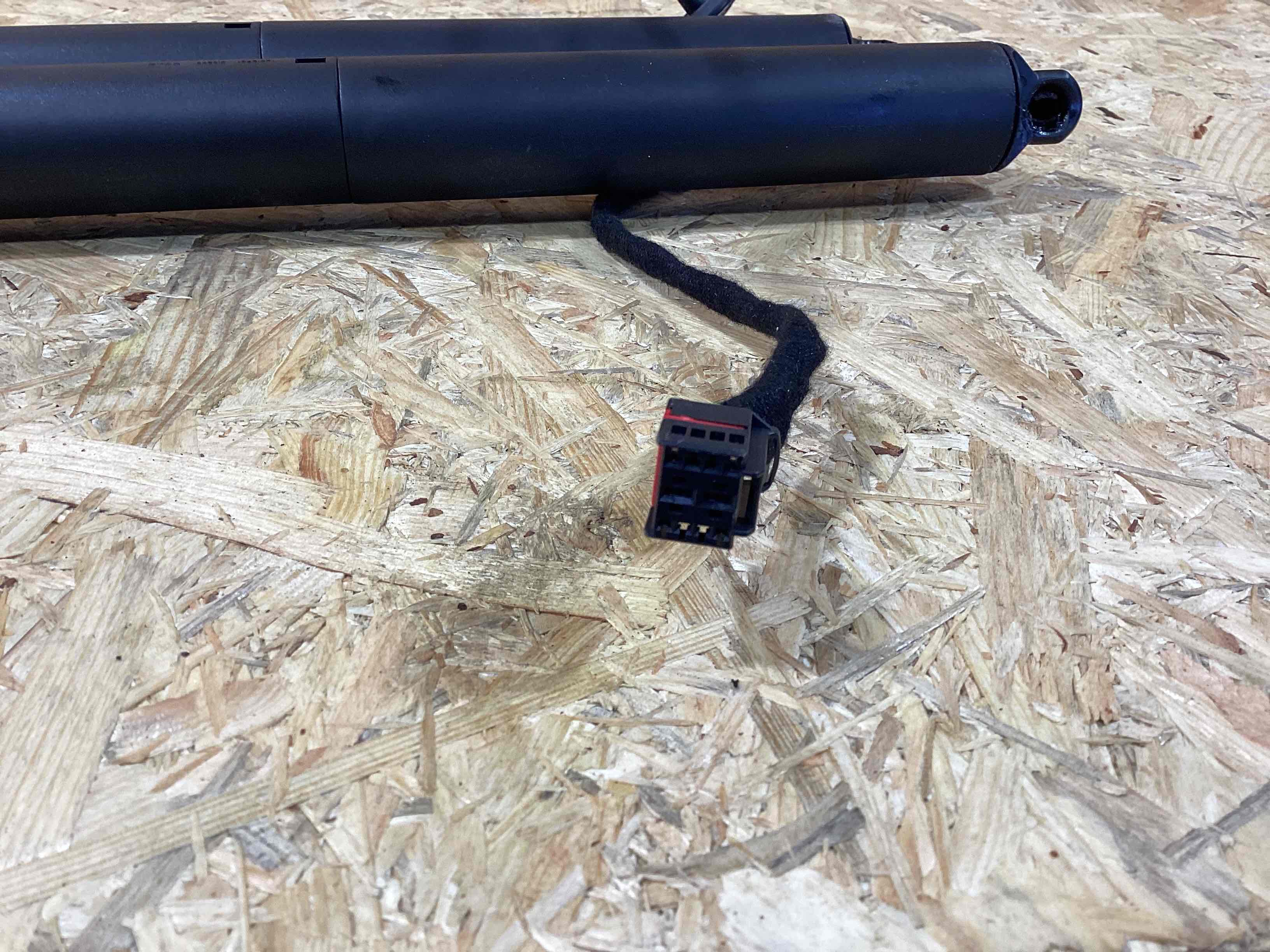 Амортизатор крышки (двери) багажника Porsche Macan 030426-106