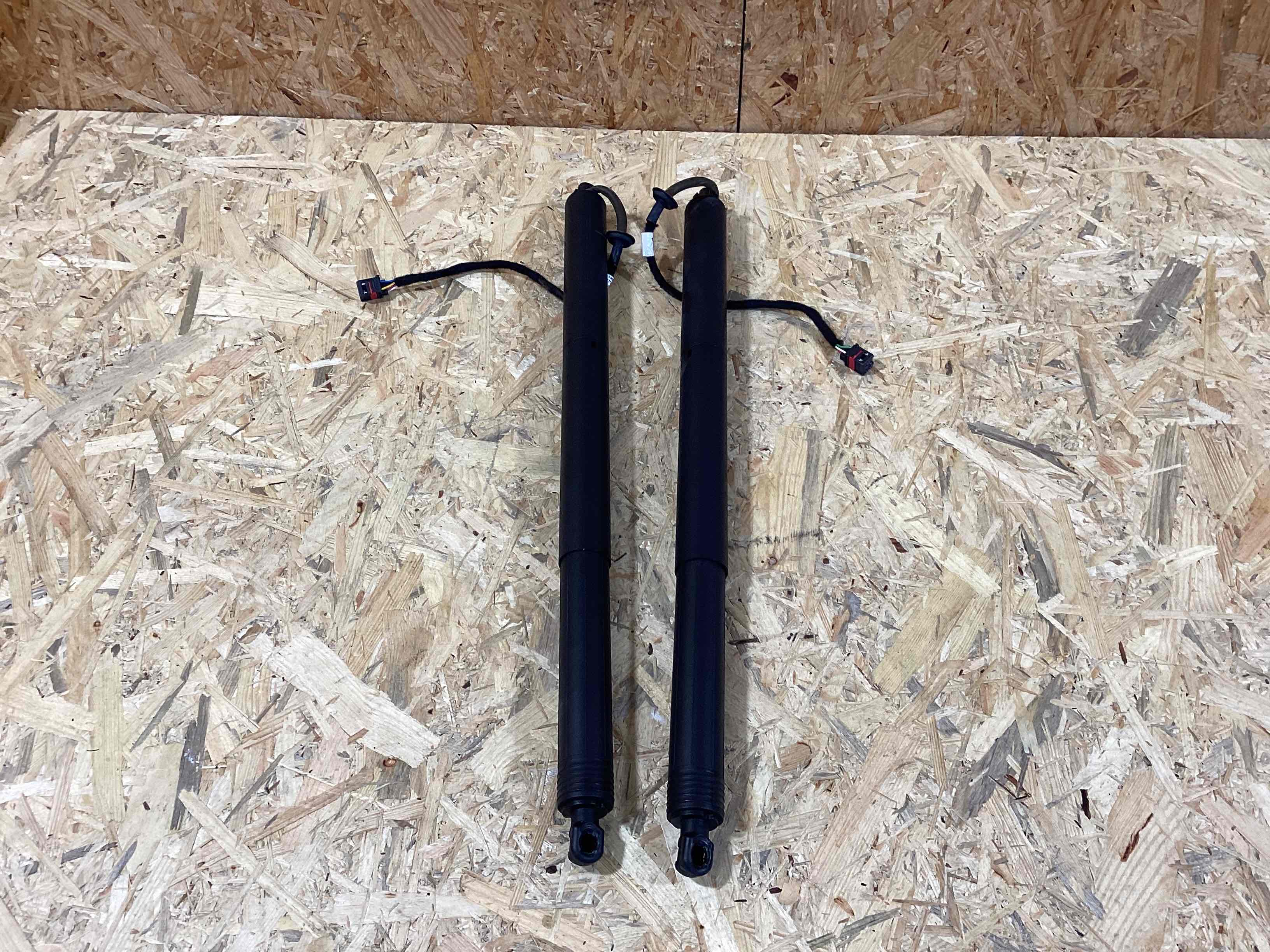 Амортизатор крышки (двери) багажника Porsche Macan 030426-106