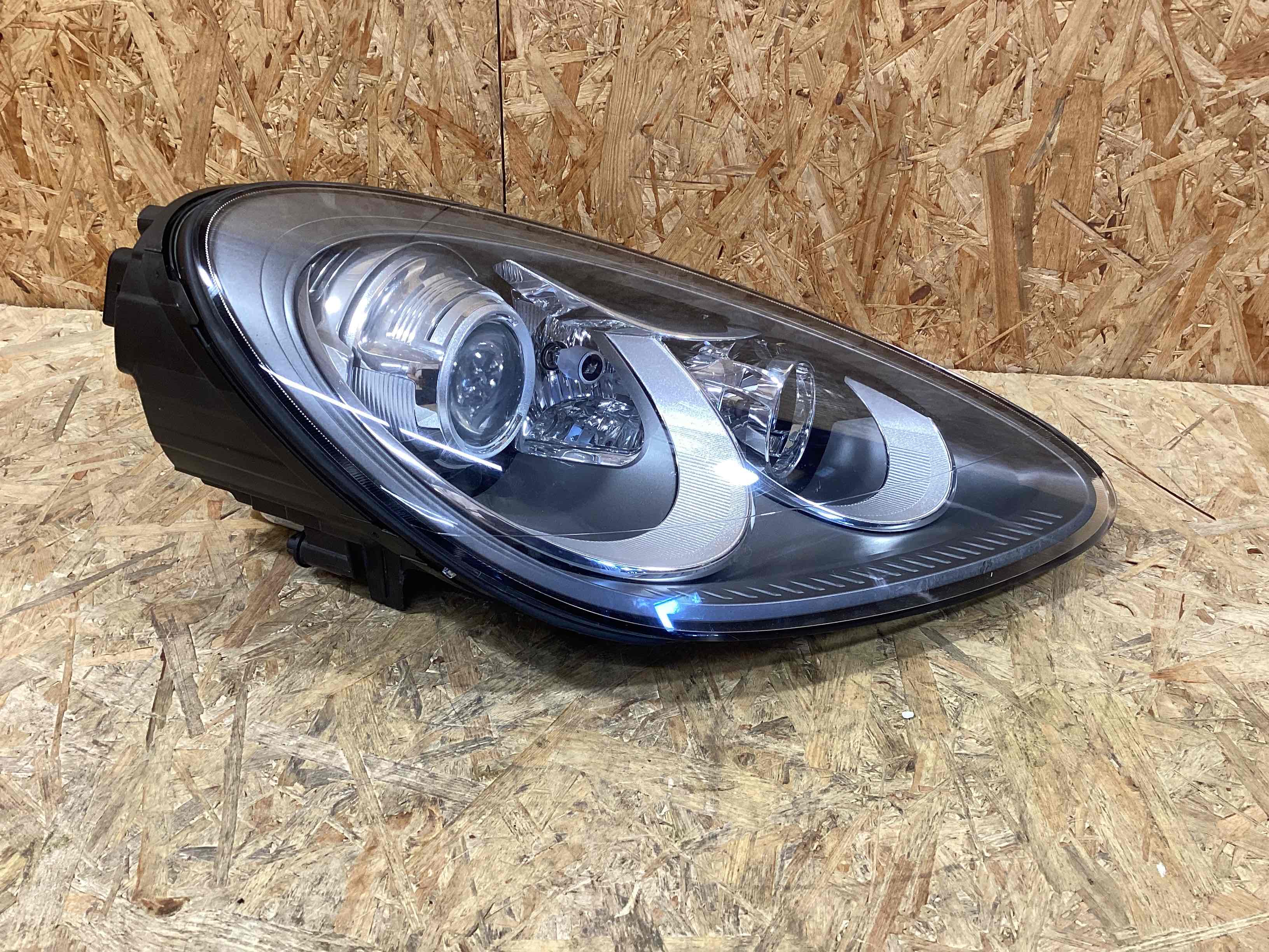 Фара правая Porsche Cayenne 030826-101