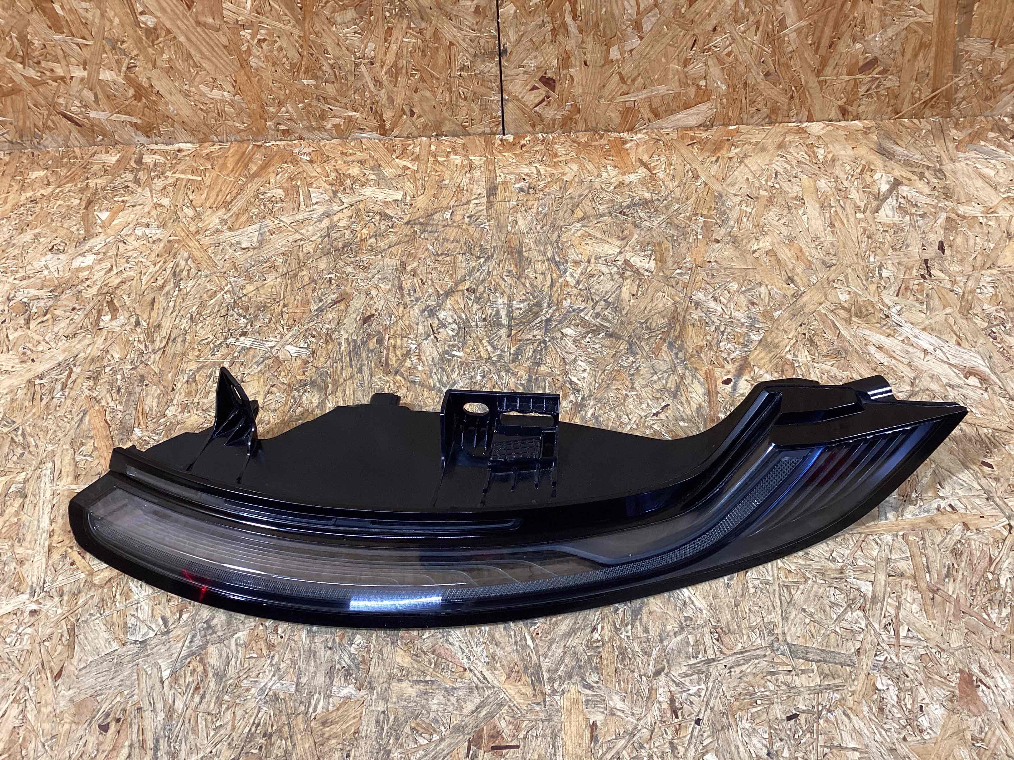 Фонарь задний правый Porsche 911 031024-110