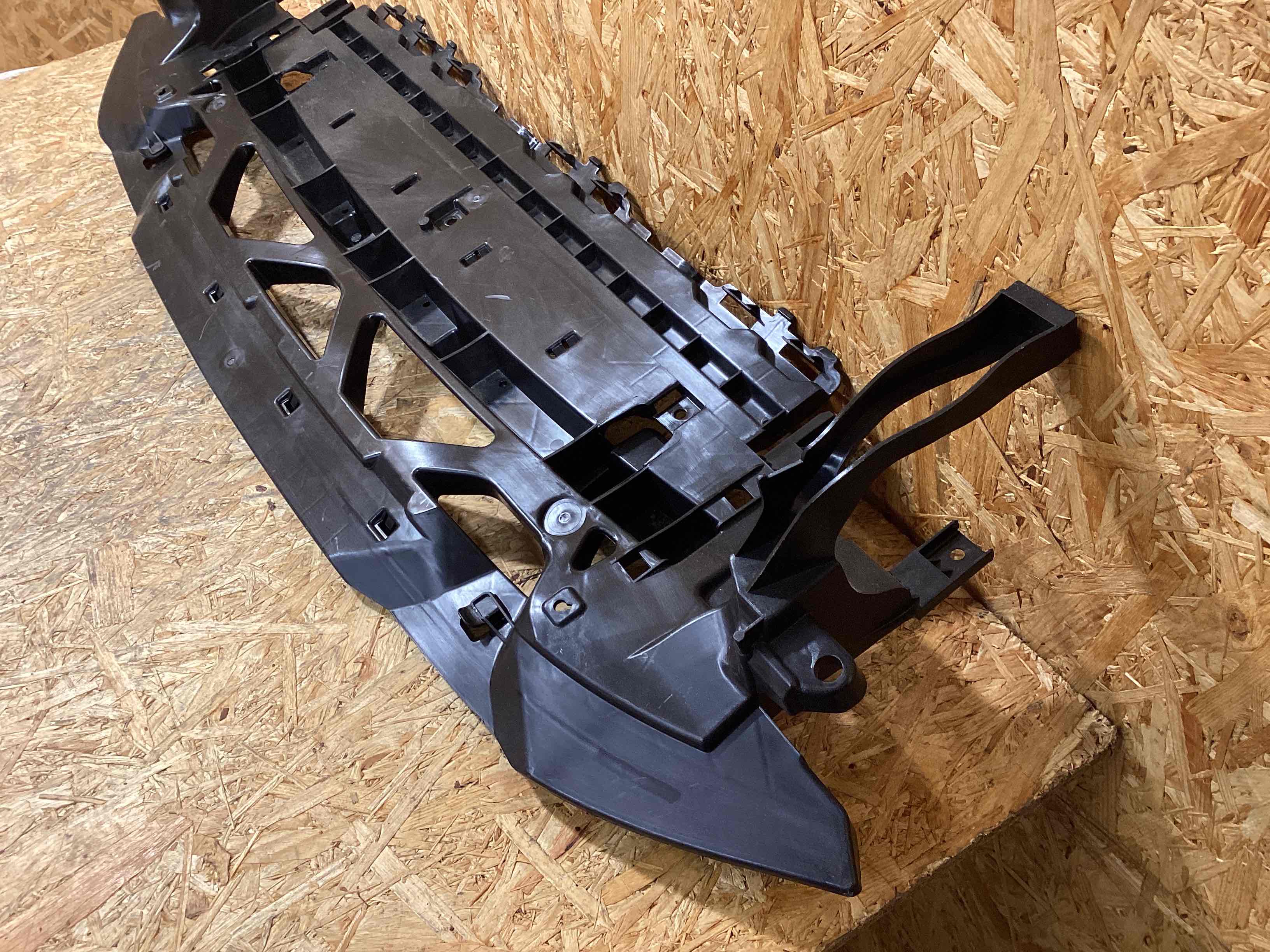 Передняя панель крепления облицовки (телевизор) Porsche Macan 031125-114