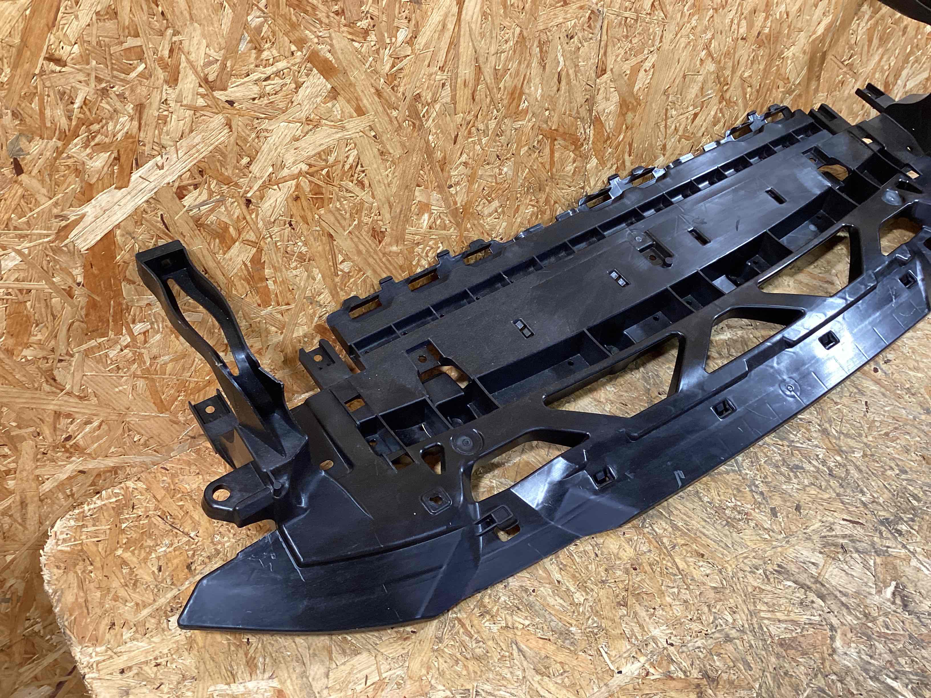 Передняя панель крепления облицовки (телевизор) Porsche Macan 031125-114