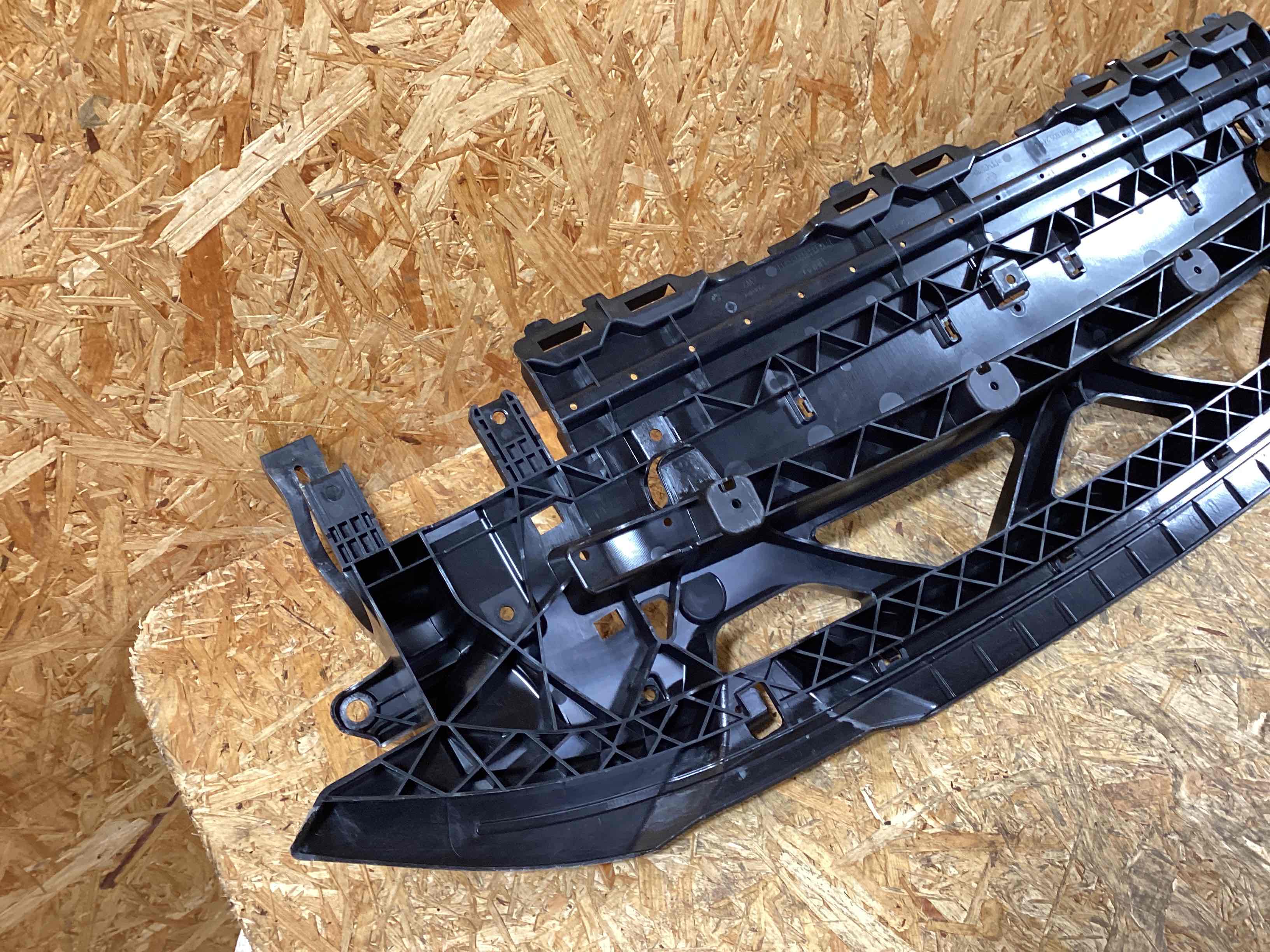 Передняя панель крепления облицовки (телевизор) Porsche Macan 031125-114