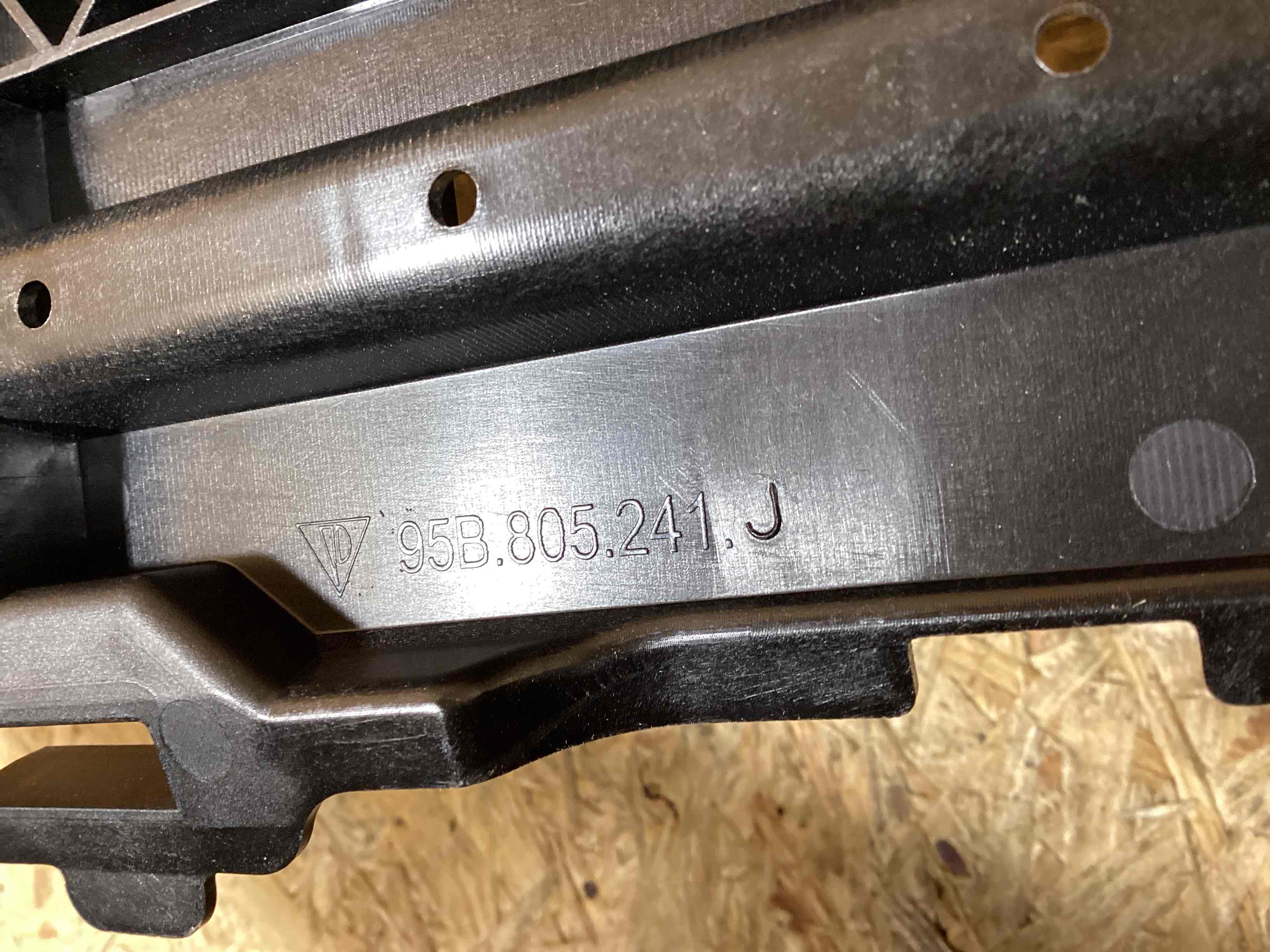 Передняя панель крепления облицовки (телевизор) Porsche Macan 031125-114