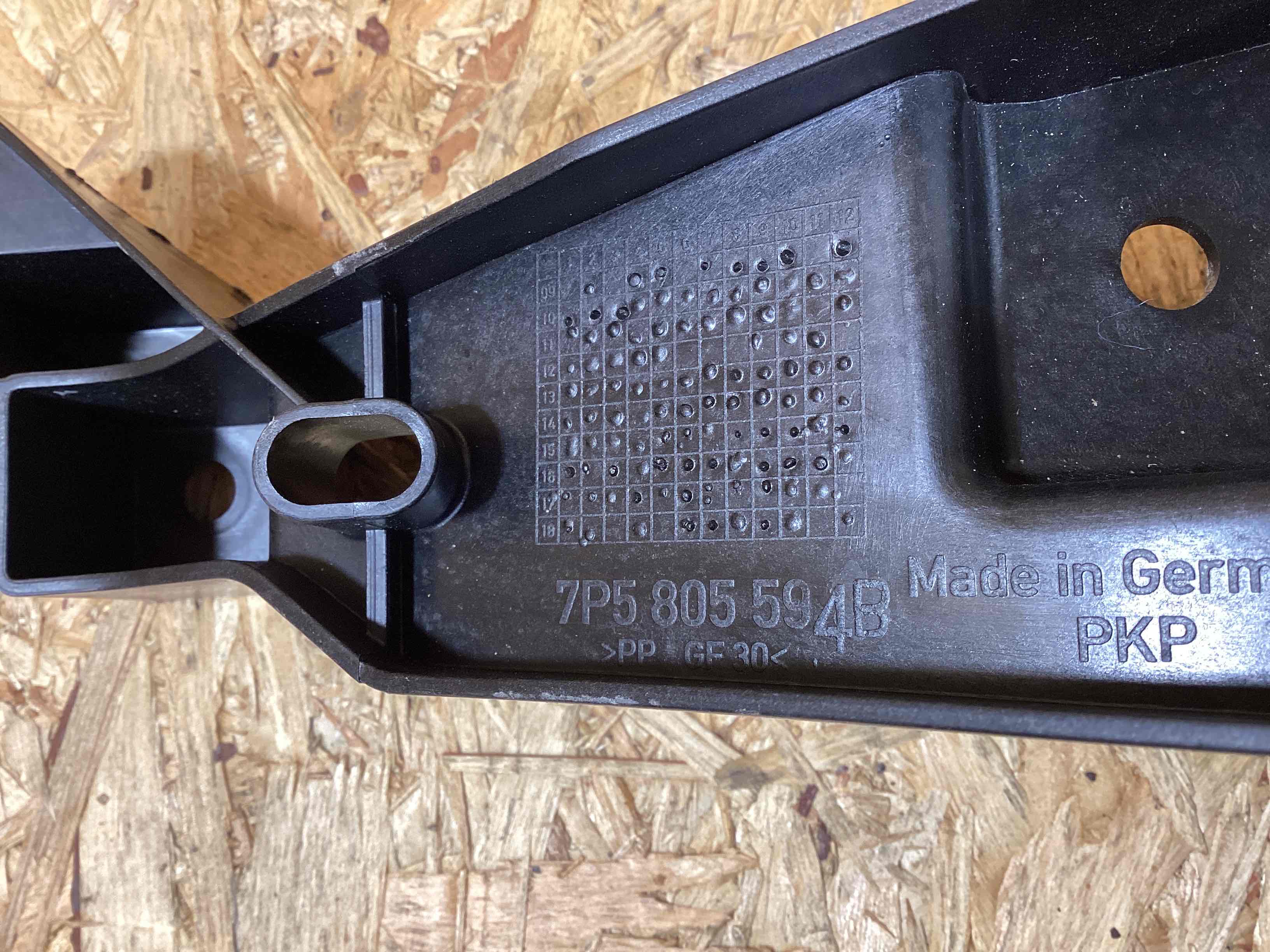 Передняя панель крепления облицовки (телевизор) Porsche Cayenne 031125-120