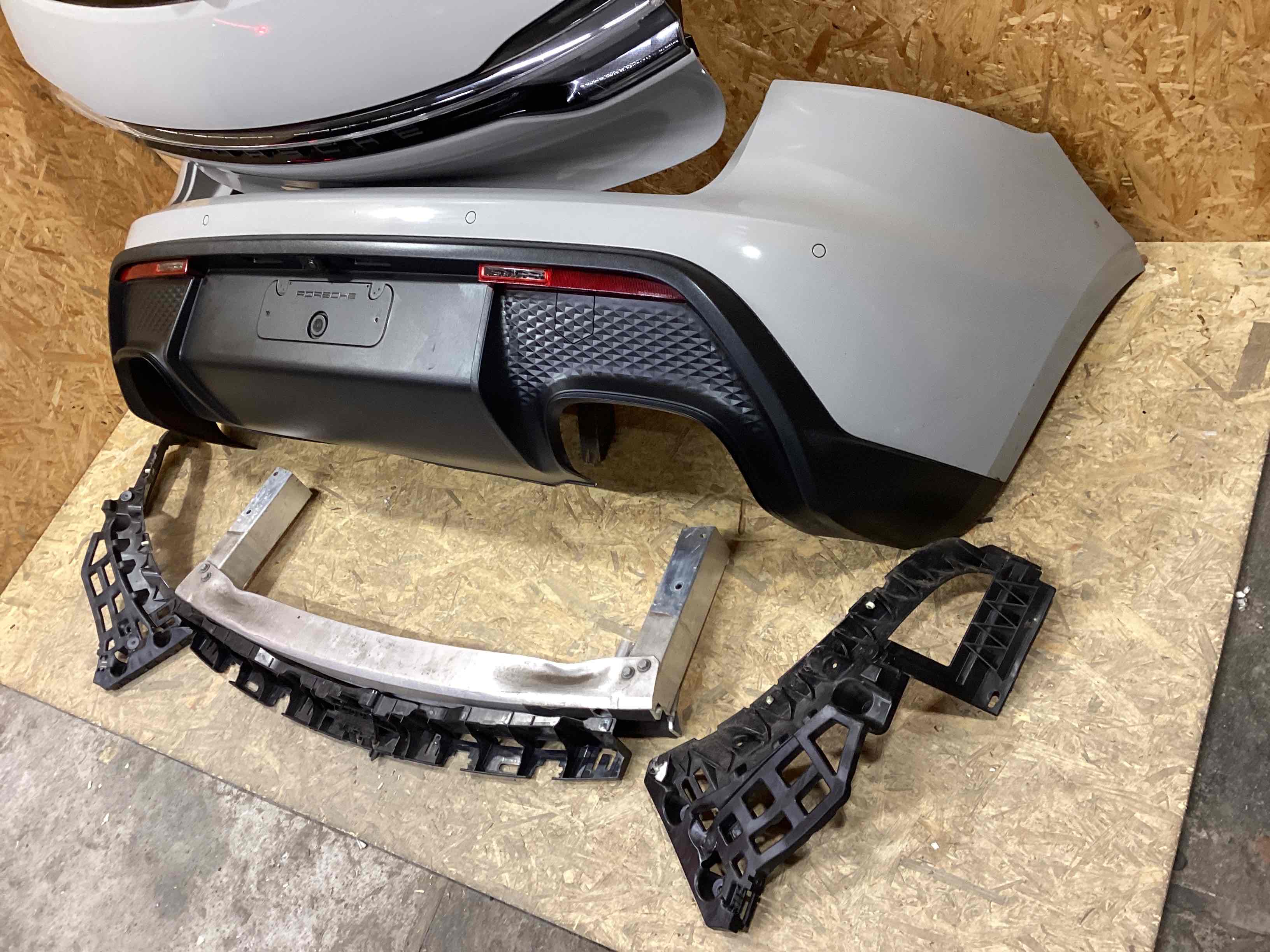 Крышка багажника, дверь багажника Porsche Macan 040226-101