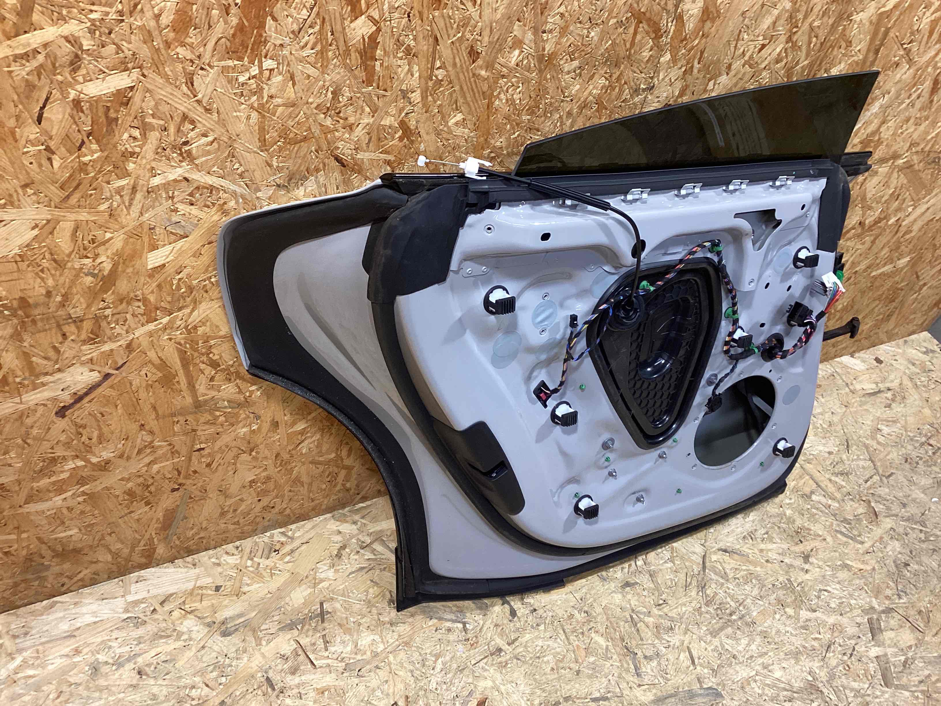 Дверь задняя левая Porsche Taycan 040226-103