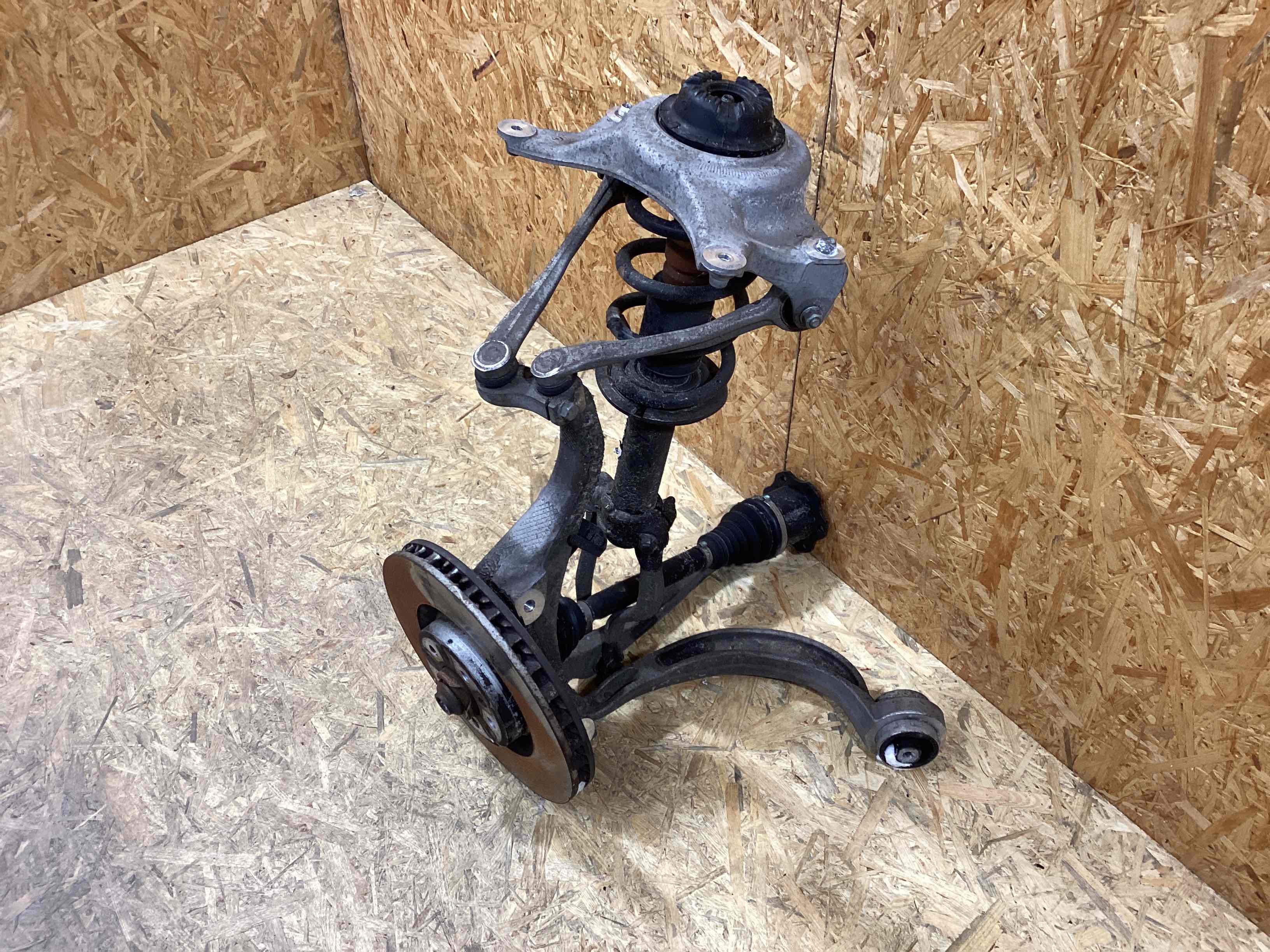 Кулак поворотный левый Porsche Macan 040226-105