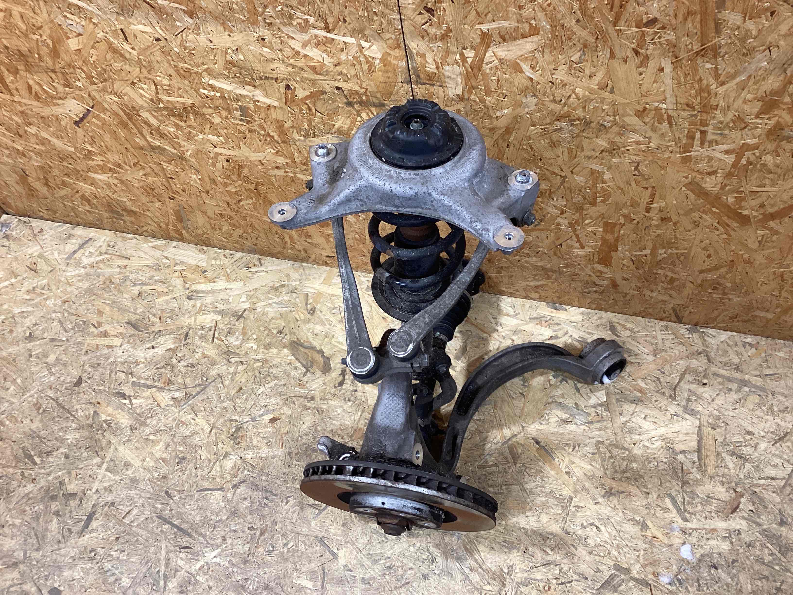 Кулак поворотный левый Porsche Macan 040226-105