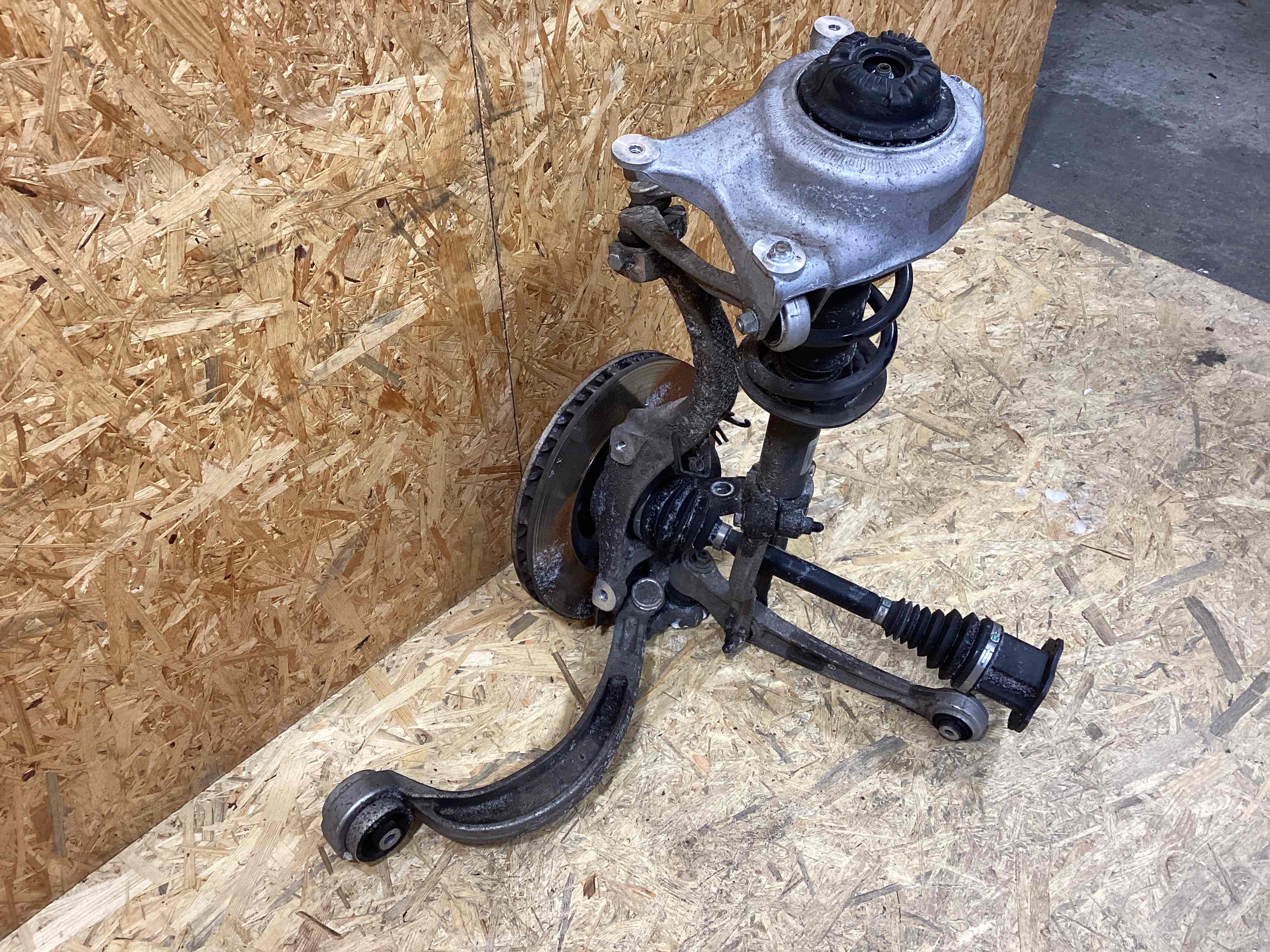 Кулак поворотный левый Porsche Macan 040226-105